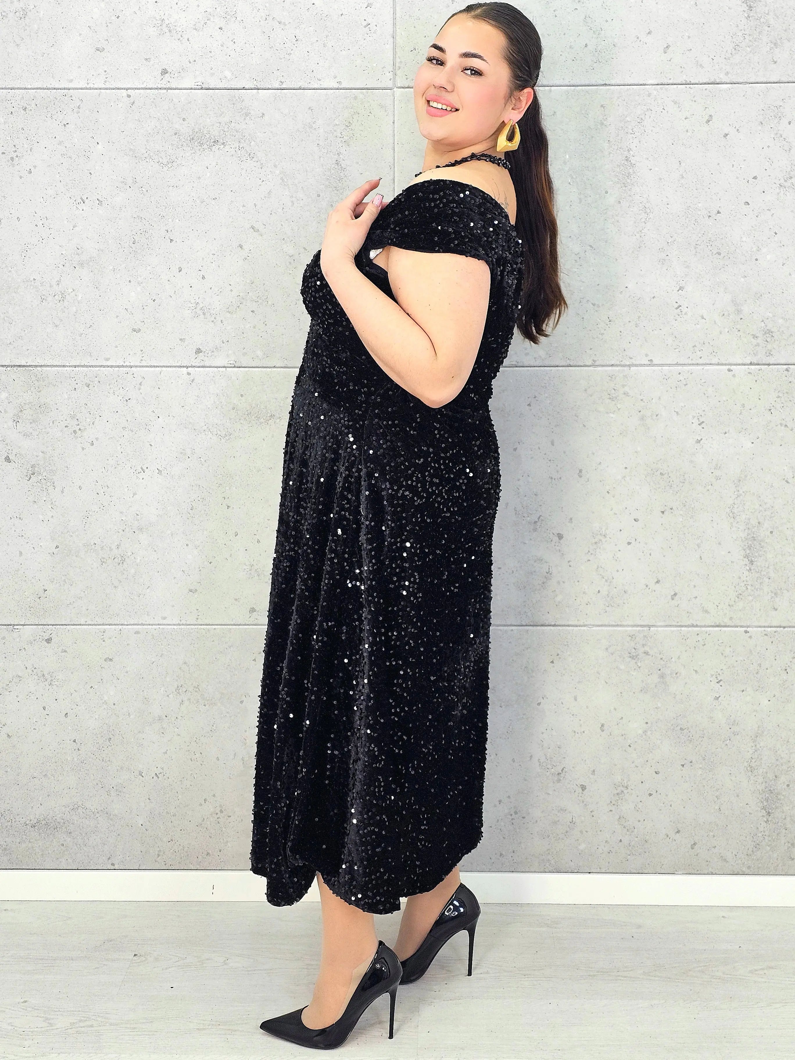 Sukienka plus size cekinowa z eleganckim drapowaniem – model XXL na wyjątkowe okazje Stylowa XL