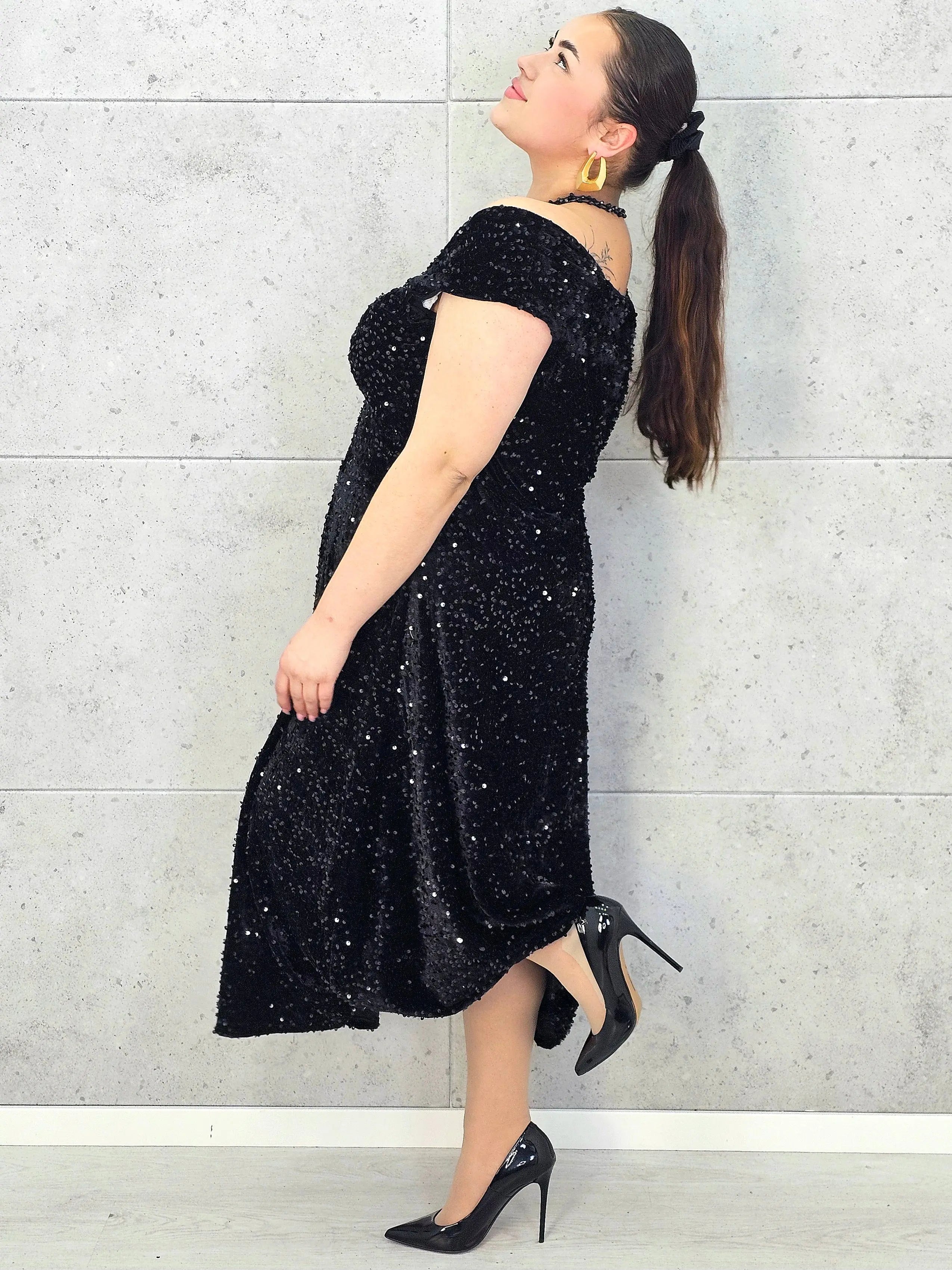 Sukienka plus size cekinowa z eleganckim drapowaniem – model XXL na wyjątkowe okazje Stylowa XL