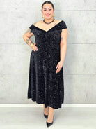 Sukienka plus size cekinowa z eleganckim drapowaniem – model XXL na wyjątkowe okazje Stylowa XL