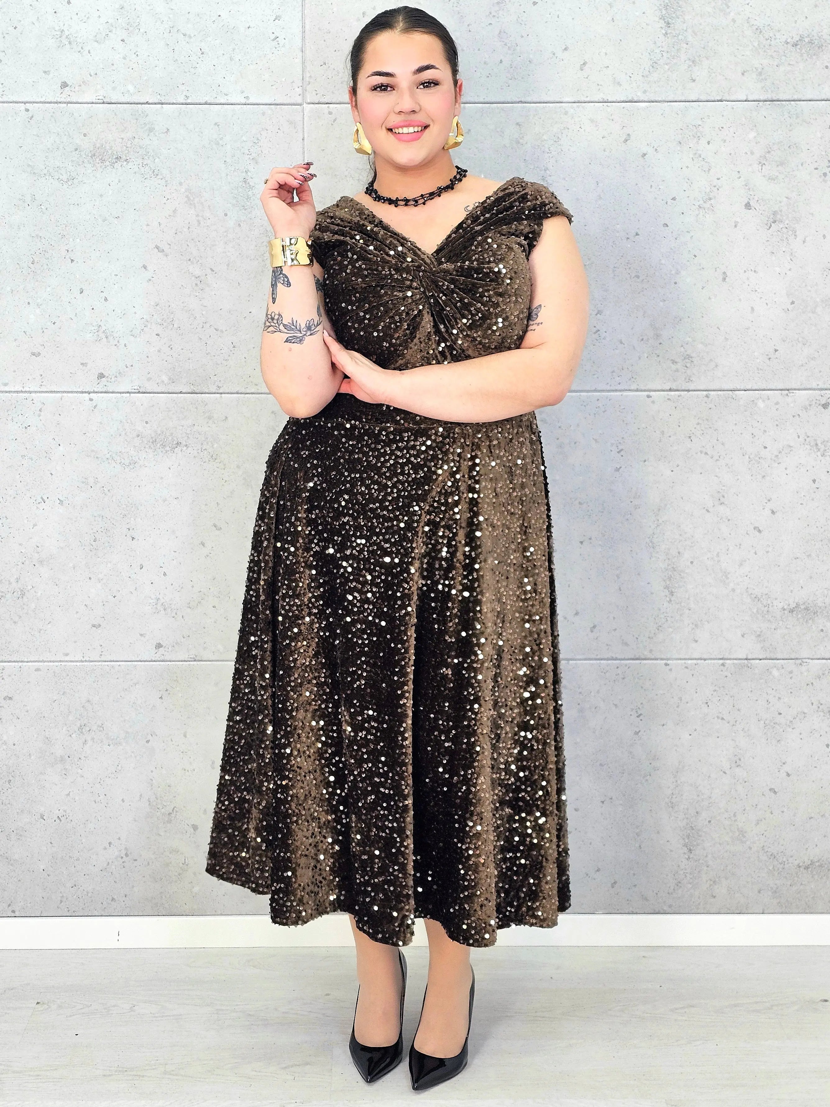 Sukienka plus size cekinowa z eleganckim drapowaniem – model XXL na wyjątkowe okazje Stylowa XL