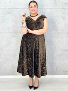 Sukienka plus size cekinowa z eleganckim drapowaniem – model XXL na wyjątkowe okazje Stylowa XL