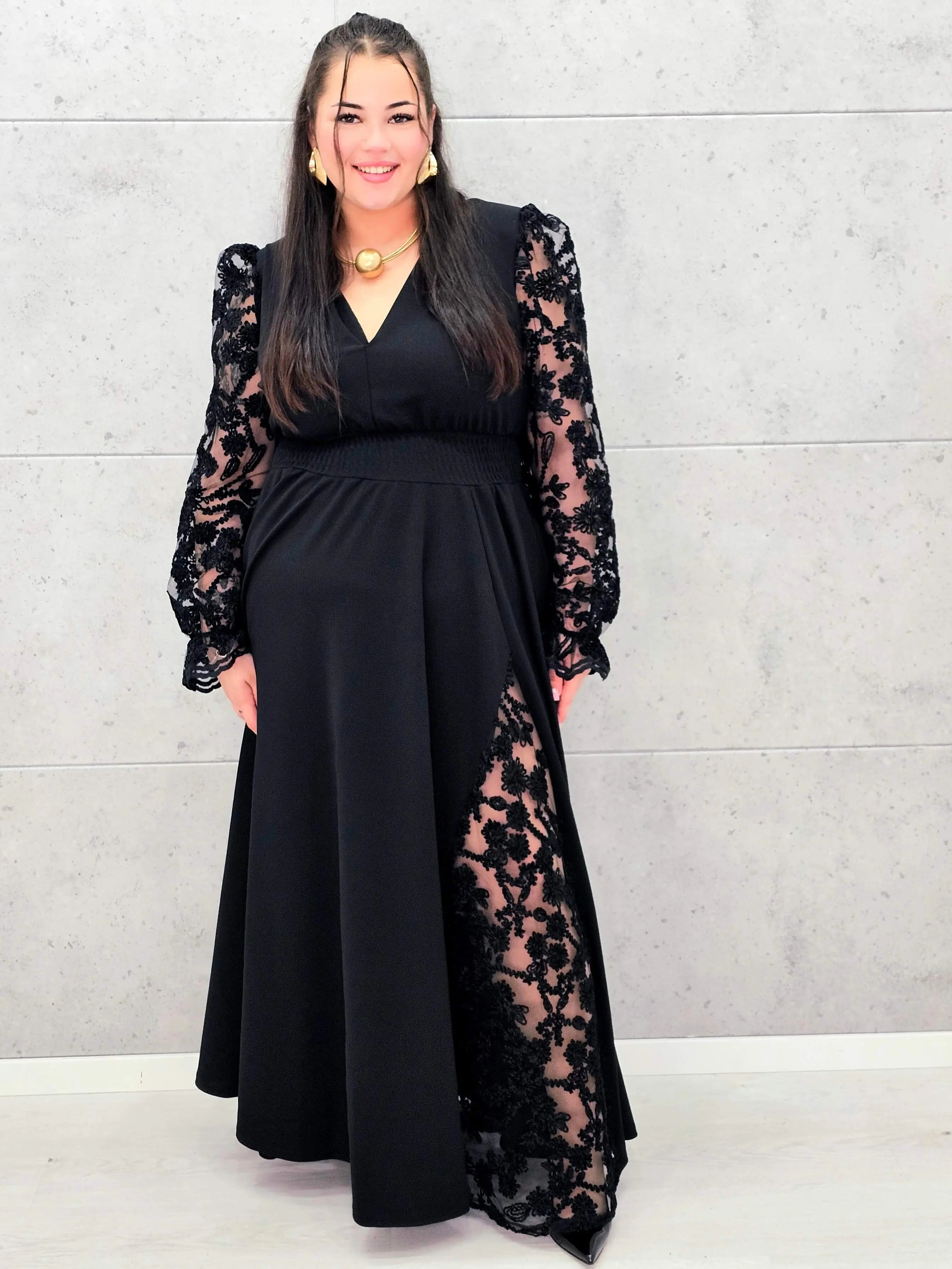 Sukienka plus size czarna elegancka z koronkowymi rękawami i głębokim dekoltem – wyjątkowa moda XXL Stylowa XL