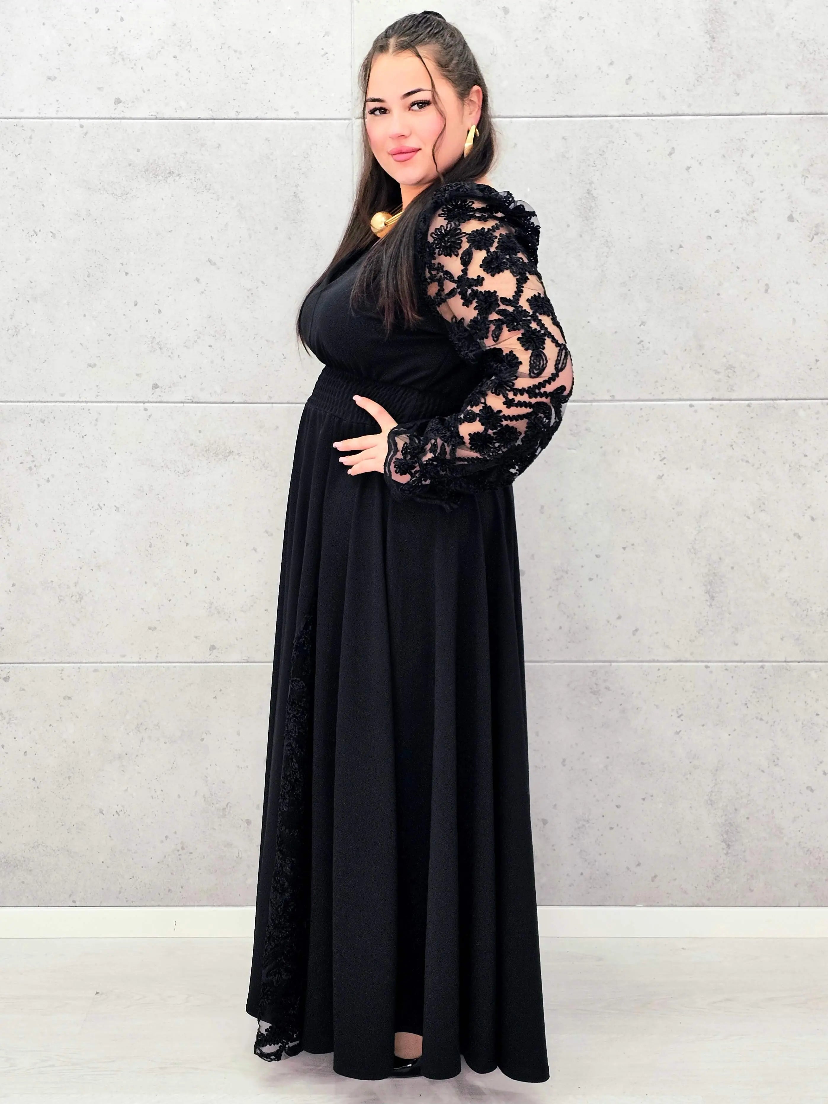 Sukienka plus size czarna elegancka z koronkowymi rękawami i głębokim dekoltem – wyjątkowa moda XXL Stylowa XL