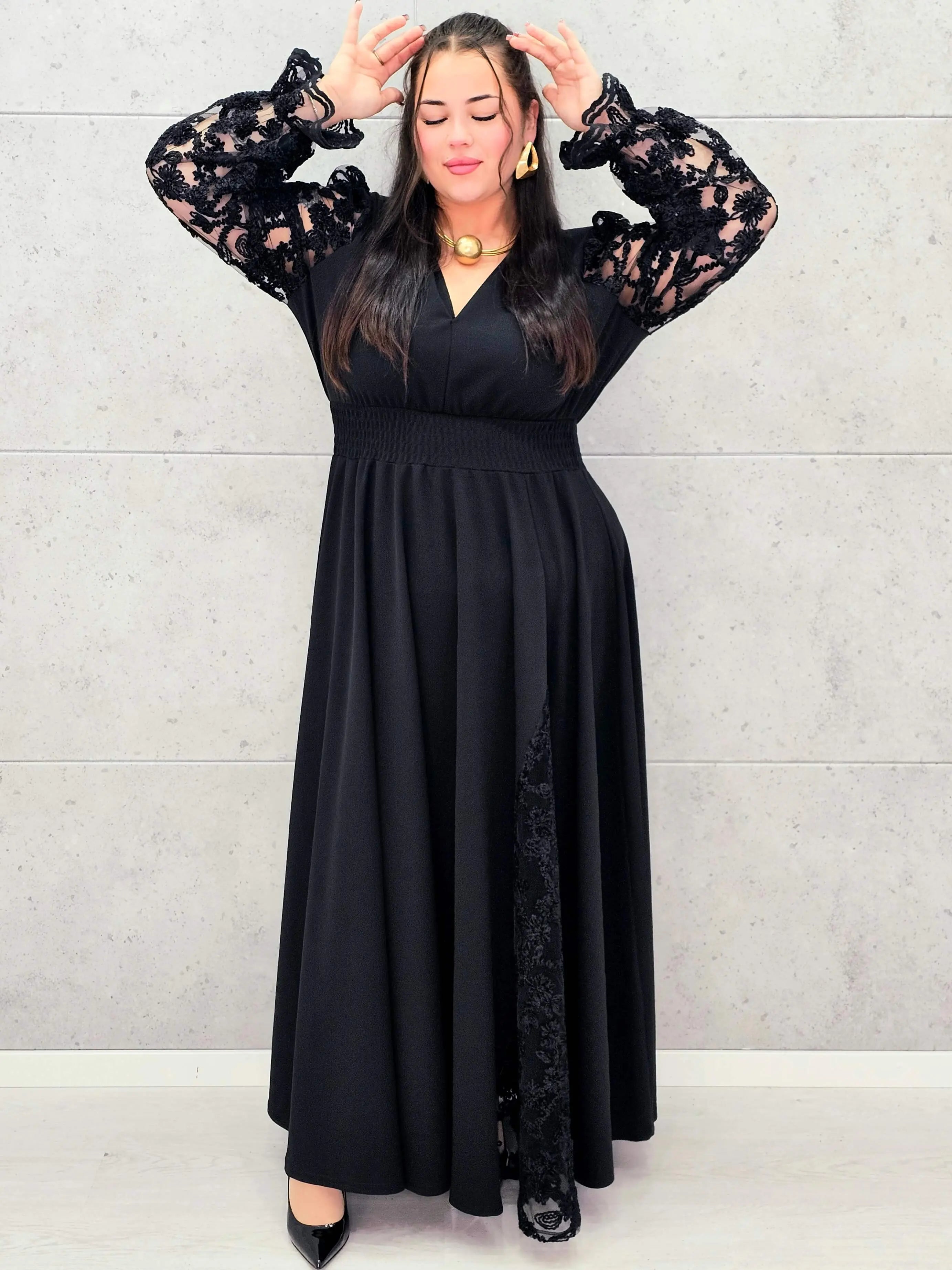 Sukienka plus size czarna elegancka z koronkowymi rękawami i głębokim dekoltem – wyjątkowa moda XXL Stylowa XL