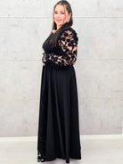 Sukienka plus size czarna elegancka z koronkowymi rękawami i głębokim dekoltem – wyjątkowa moda XXL Stylowa XL