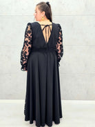 Sukienka plus size czarna elegancka z koronkowymi rękawami i głębokim dekoltem – wyjątkowa moda XXL Stylowa XL