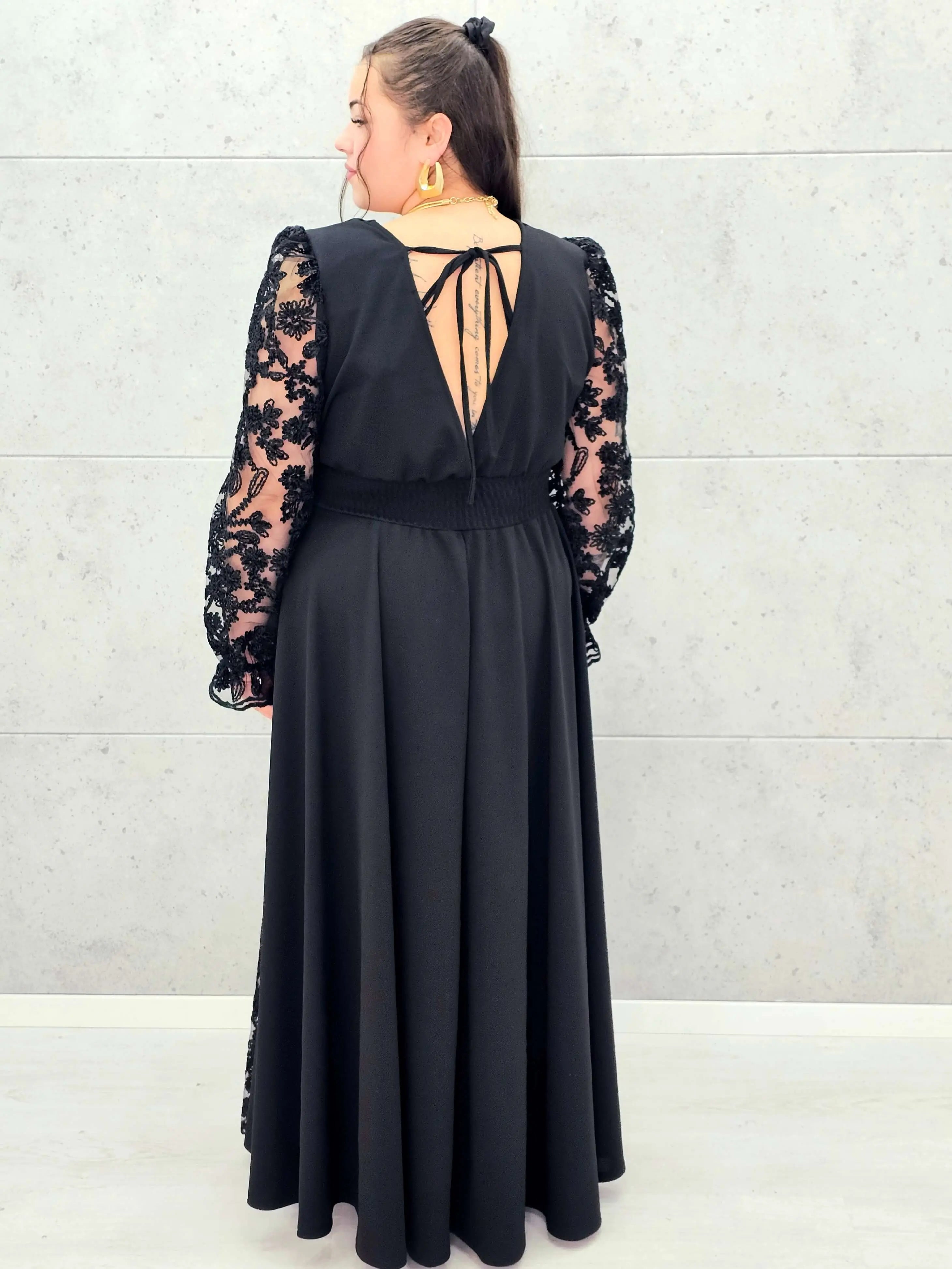 Sukienka plus size czarna elegancka z koronkowymi rękawami i głębokim dekoltem – wyjątkowa moda XXL Stylowa XL