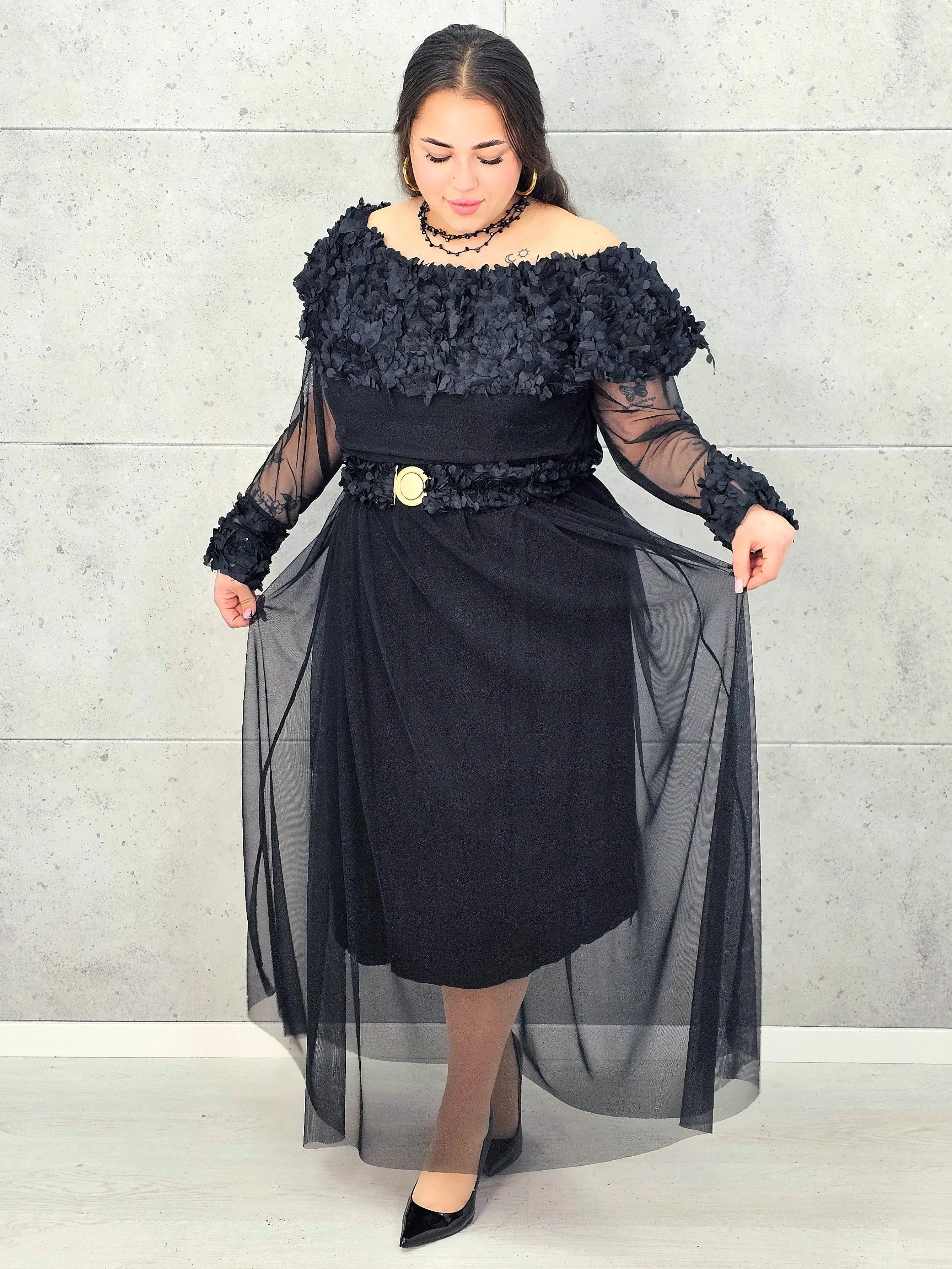 Sukienka plus size czarna elegancka z kwiatową aplikacją 3D – wyjątkowa moda XXL Stylowa XL