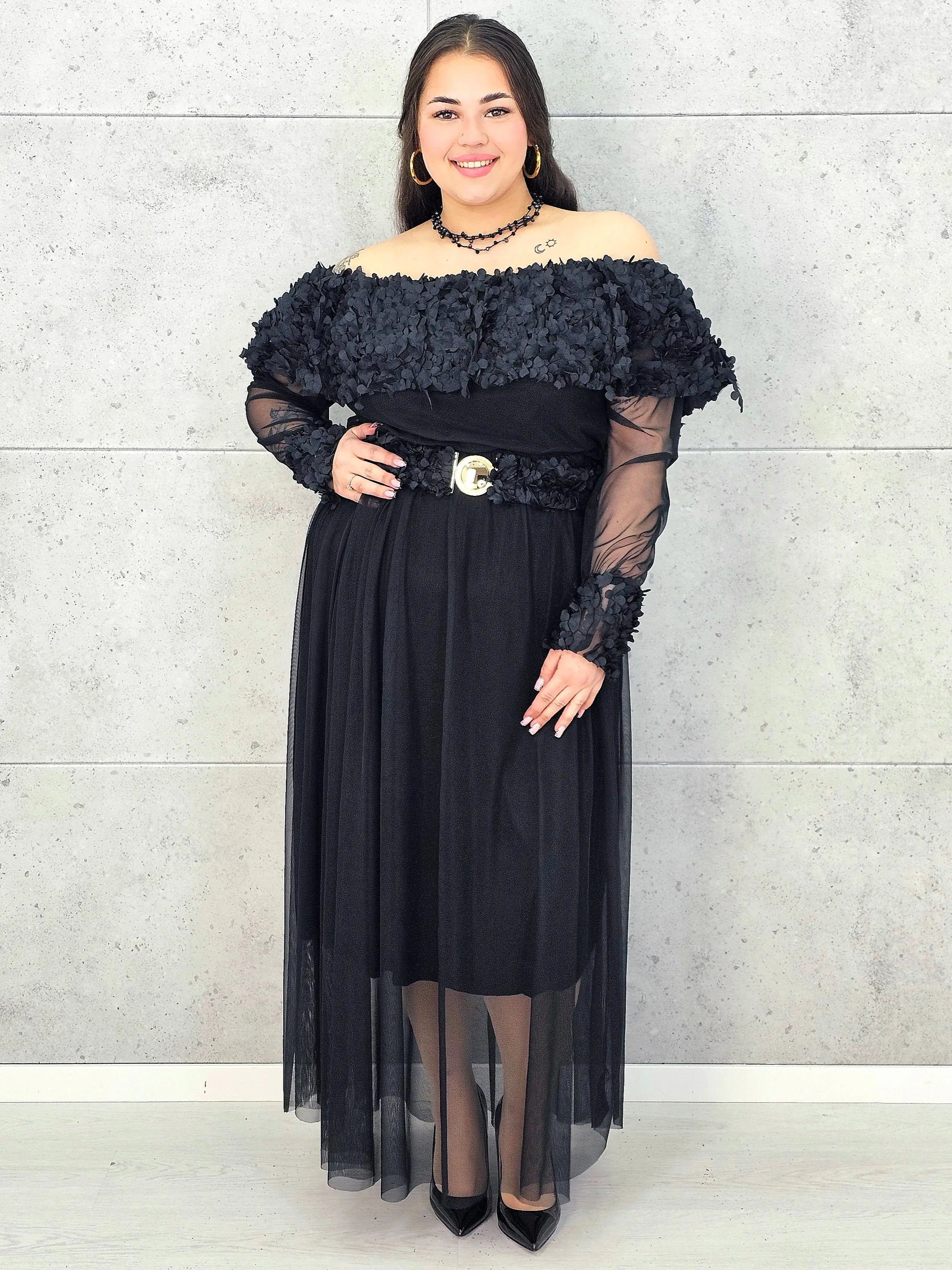 Sukienka plus size czarna elegancka z kwiatową aplikacją 3D – wyjątkowa moda XXL Stylowa XL