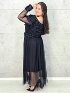 Sukienka plus size czarna elegancka z kwiatową aplikacją 3D – wyjątkowa moda XXL Stylowa XL