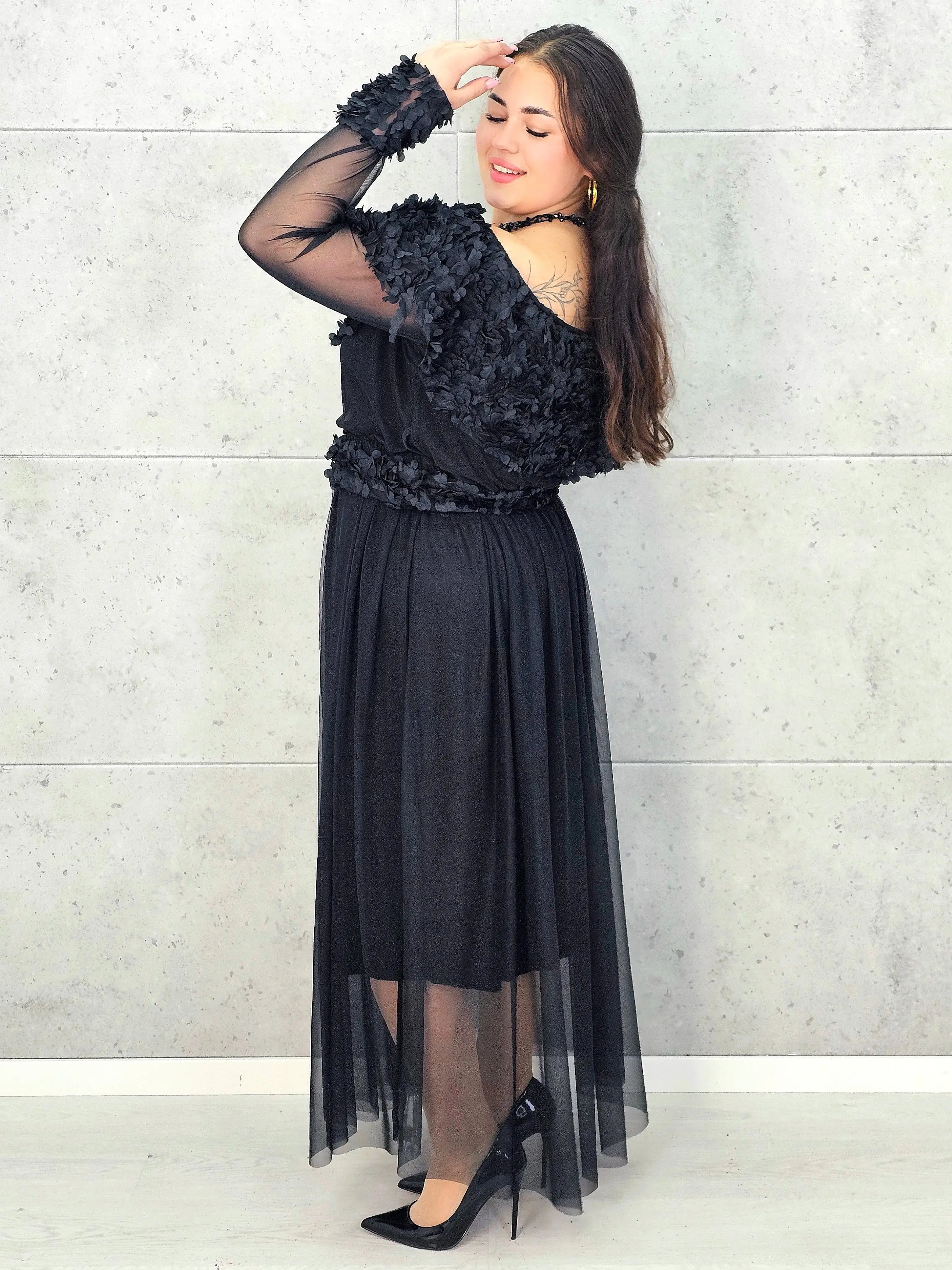 Sukienka plus size czarna elegancka z kwiatową aplikacją 3D – wyjątkowa moda XXL Stylowa XL