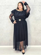 Sukienka plus size czarna elegancka z kwiatową aplikacją 3D – wyjątkowa moda XXL Stylowa XL