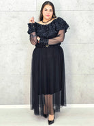 Sukienka plus size czarna elegancka z kwiatową aplikacją 3D – wyjątkowa moda XXL Stylowa XL