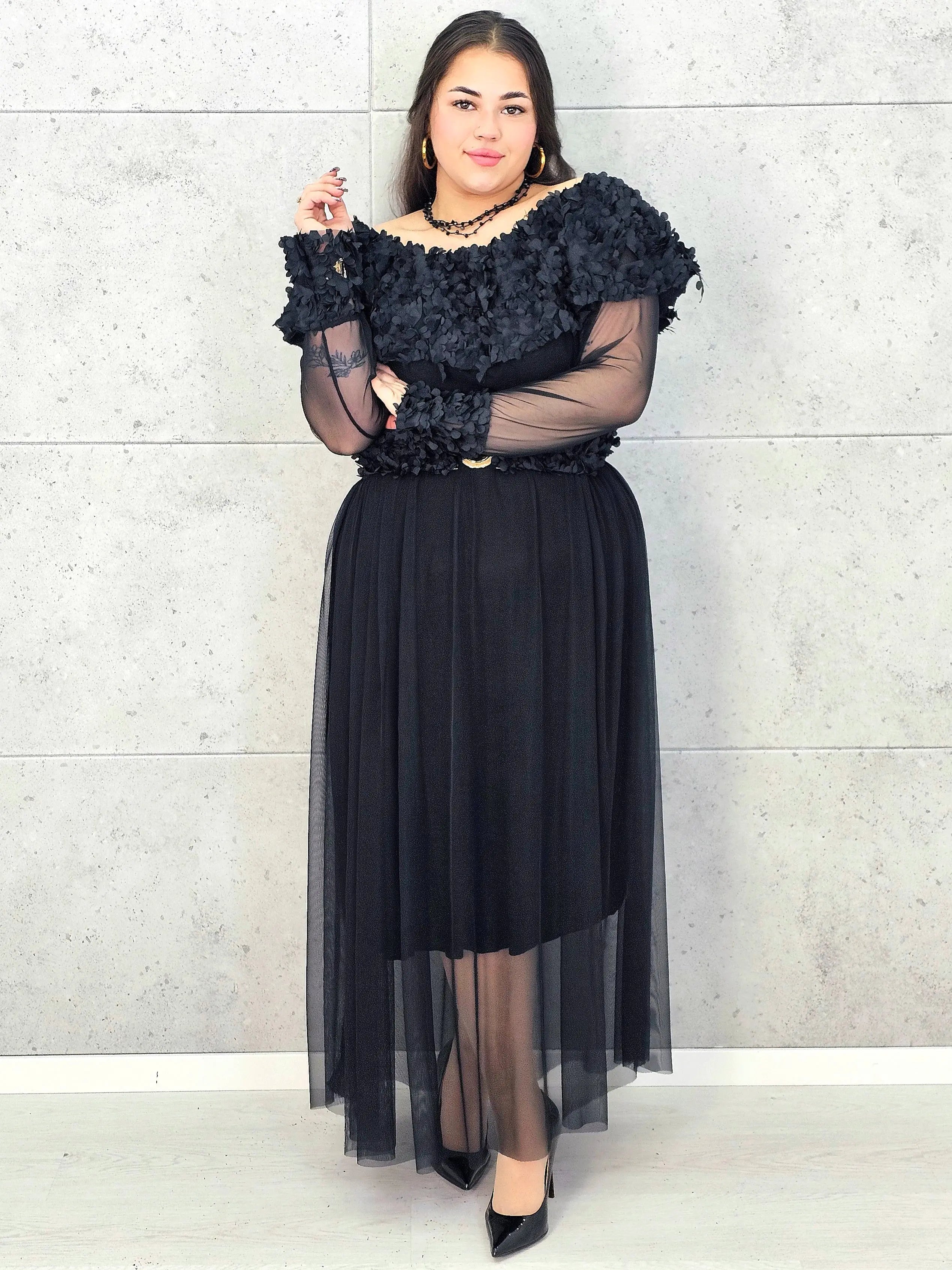 Sukienka plus size czarna elegancka z kwiatową aplikacją 3D – wyjątkowa moda XXL Stylowa XL
