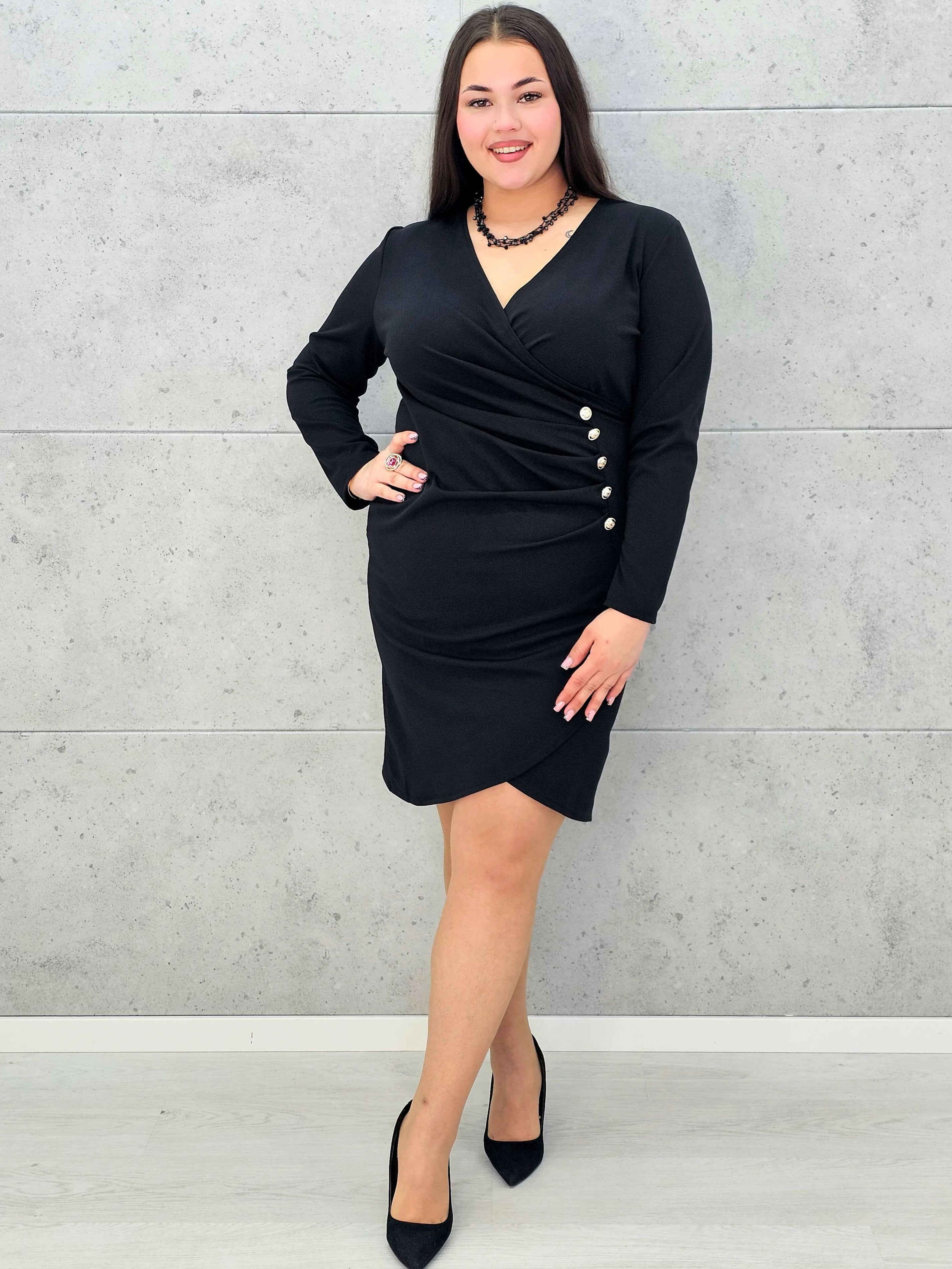 Sukienka plus size czarna kopertowa z ozdobnymi guzikami – elegancka mini XXL Stylowa XL