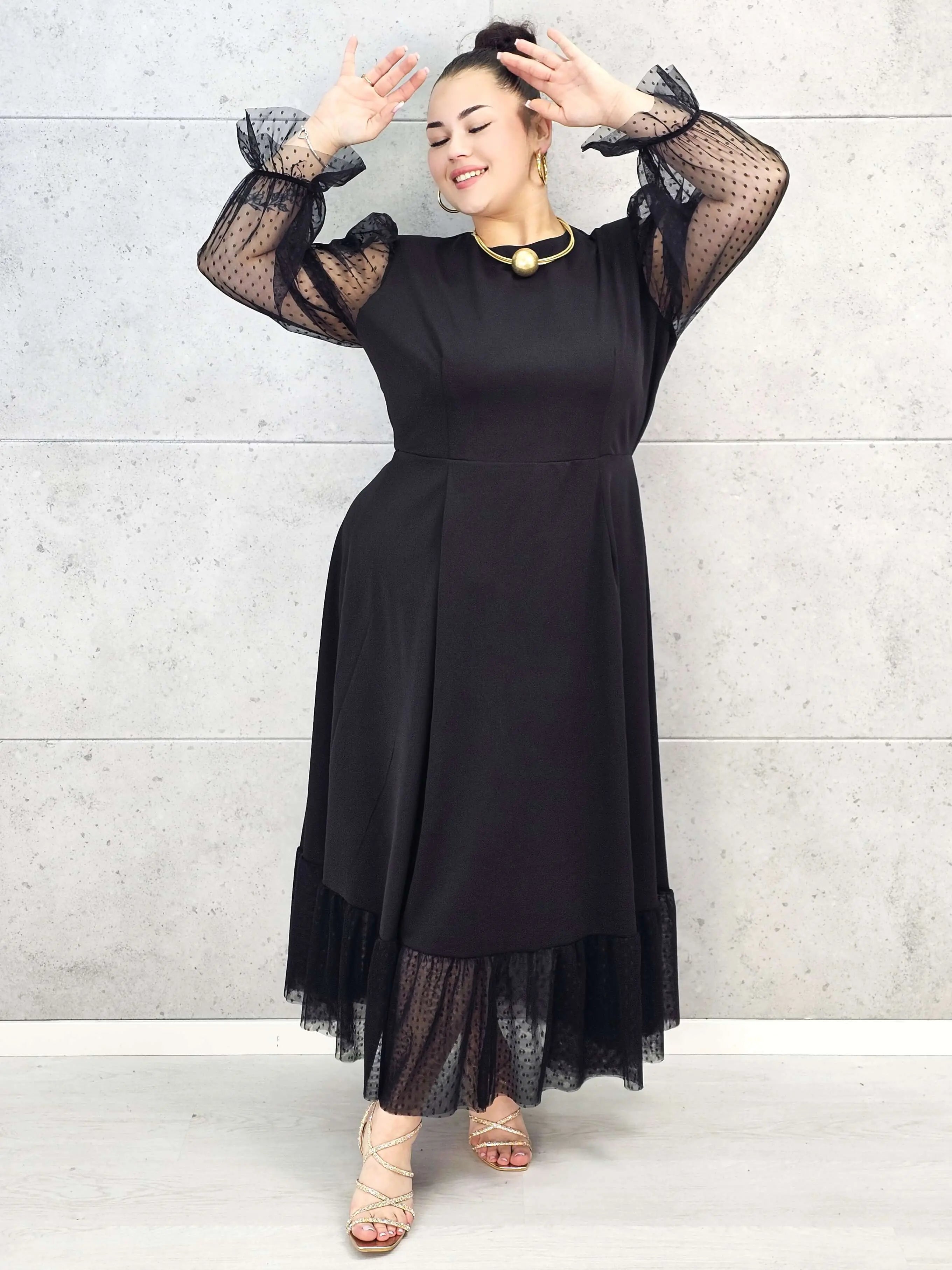 Sukienka plus size czarna maxi z transparentnymi rękawami – elegancja i lekkość Stylowa XL