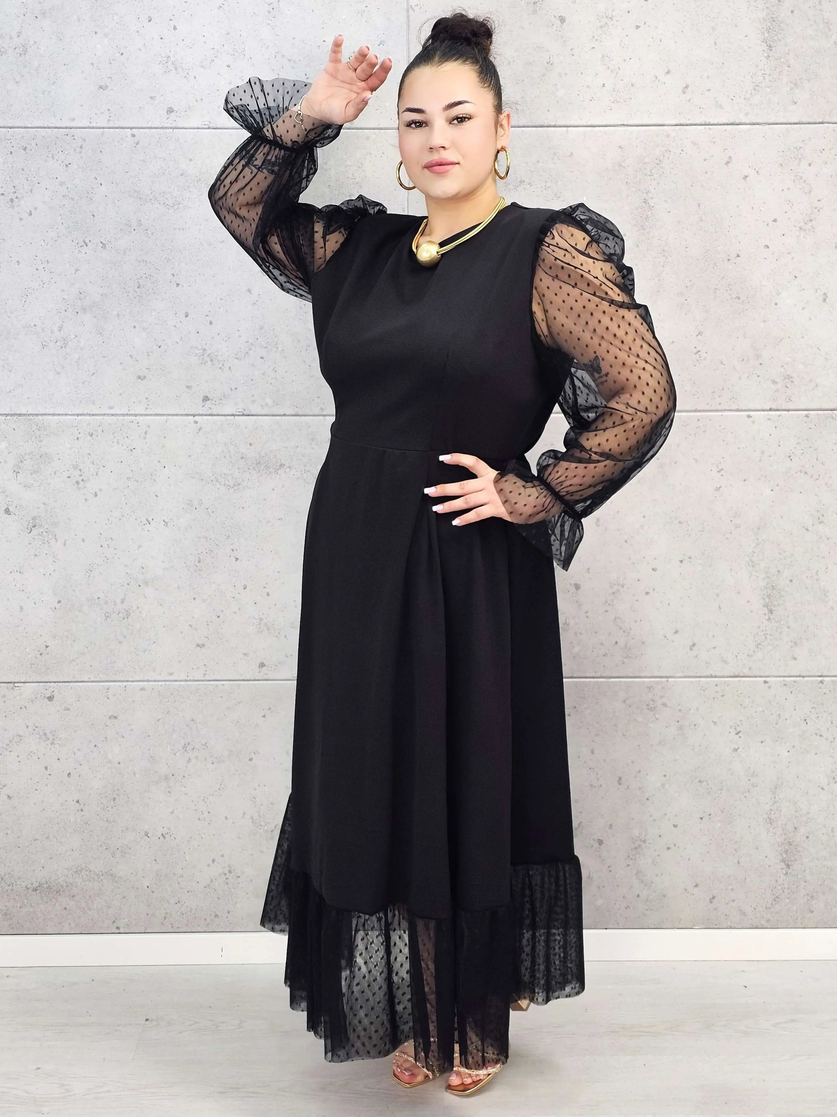 Sukienka plus size czarna maxi z transparentnymi rękawami – elegancja i lekkość Stylowa XL