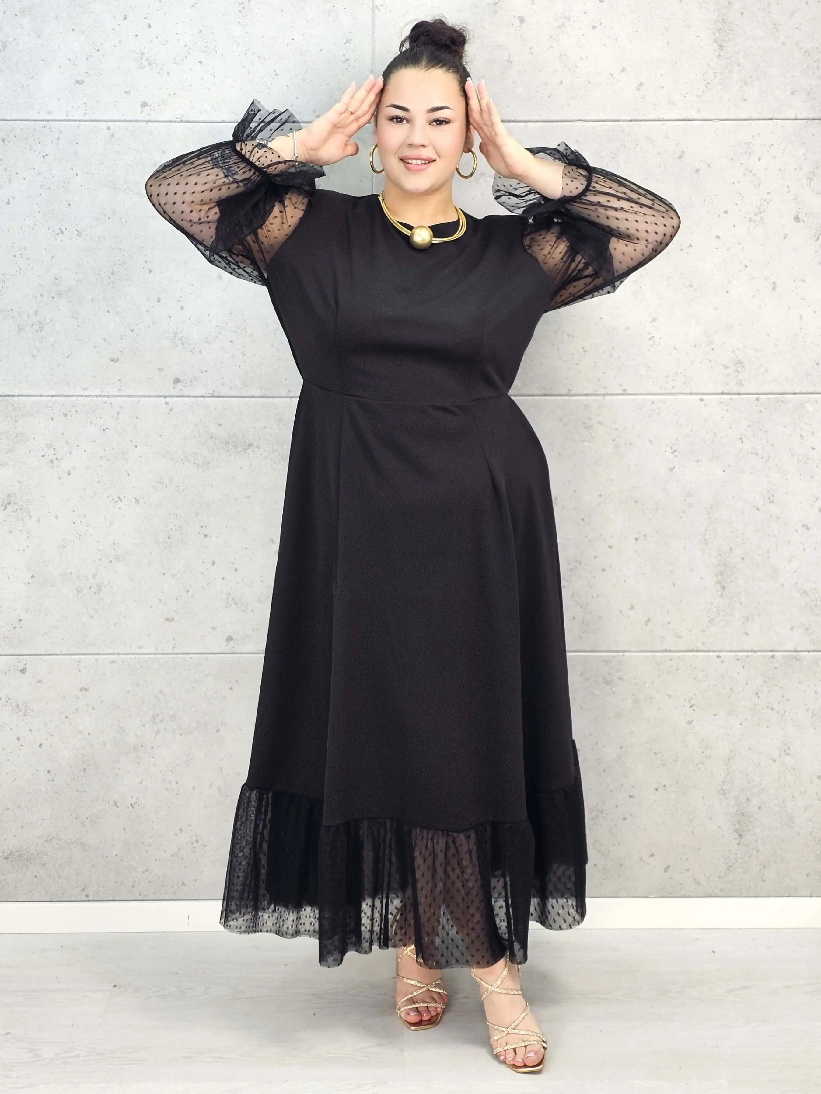 Sukienka plus size czarna maxi z transparentnymi rękawami – elegancja i lekkość Stylowa XL