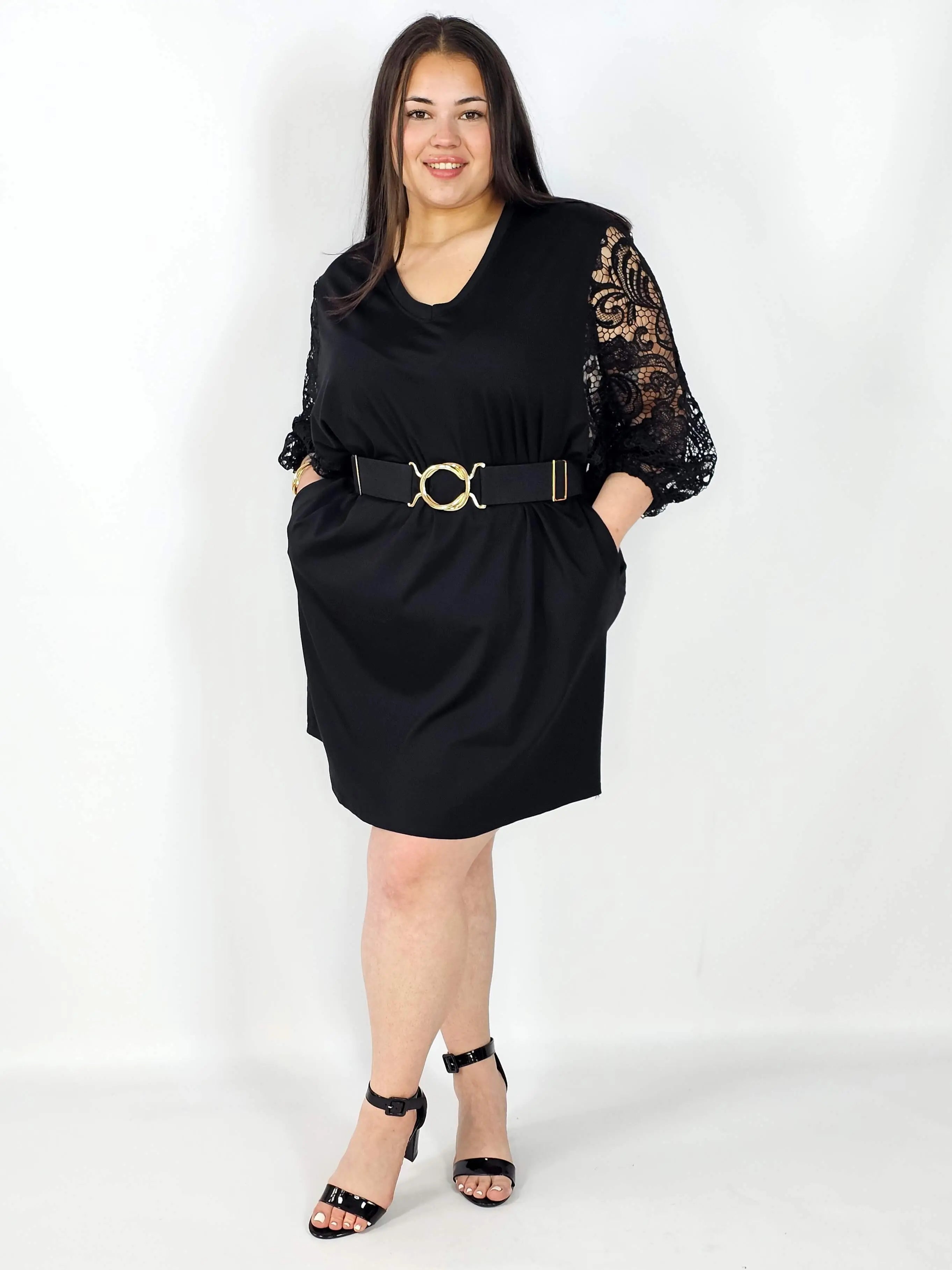Sukienka plus size czarna z koronkowymi rękawami – klasyka z eleganckim detalem Stylowa XL