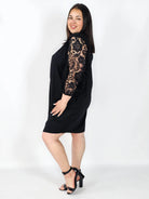 Sukienka plus size czarna z koronkowymi rękawami – klasyka z eleganckim detalem Stylowa XL