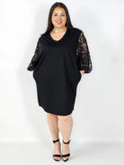 Sukienka plus size czarna z koronkowymi rękawami – klasyka z eleganckim detalem Stylowa XL