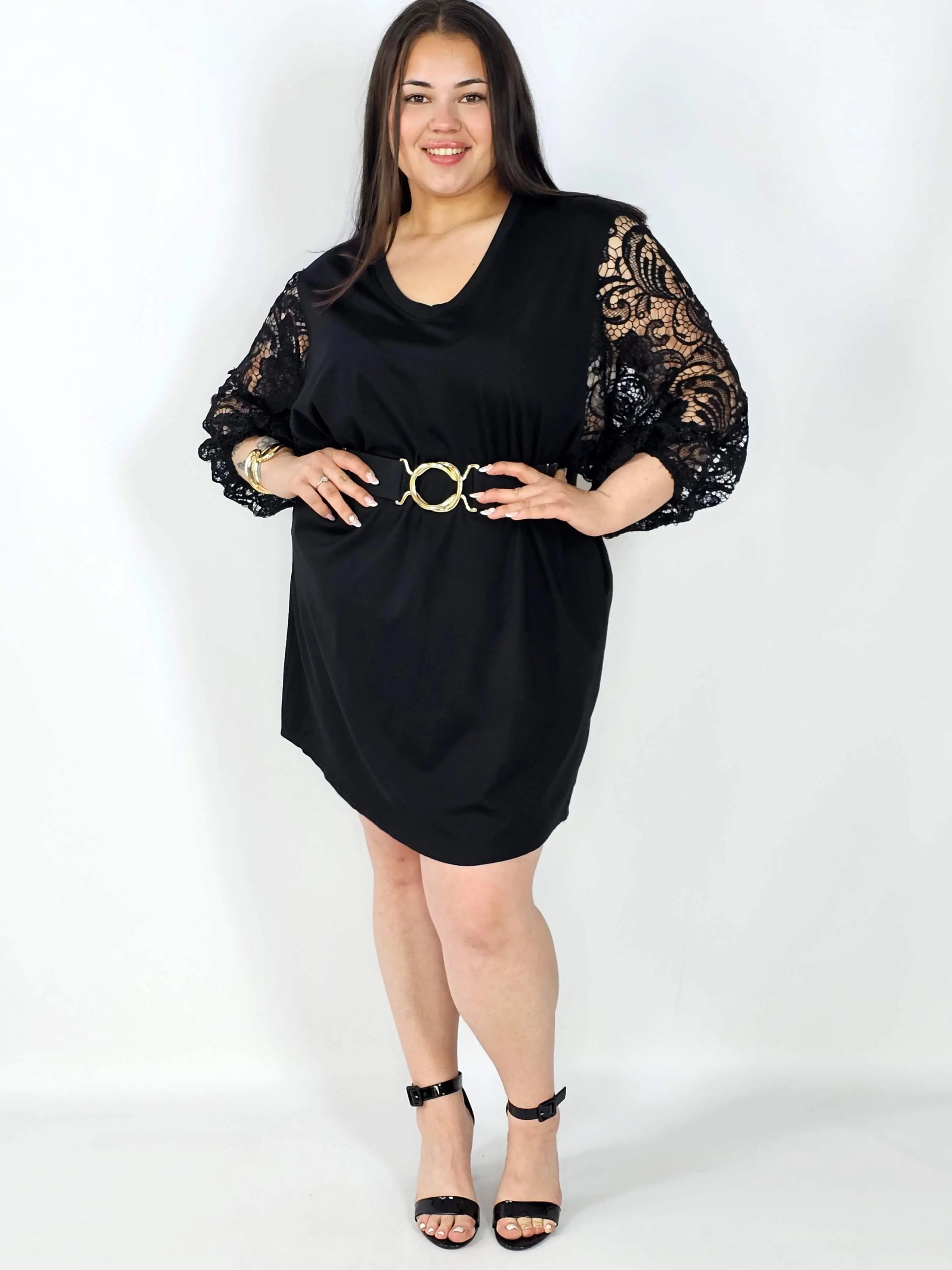 Sukienka plus size czarna z koronkowymi rękawami – klasyka z eleganckim detalem Stylowa XL