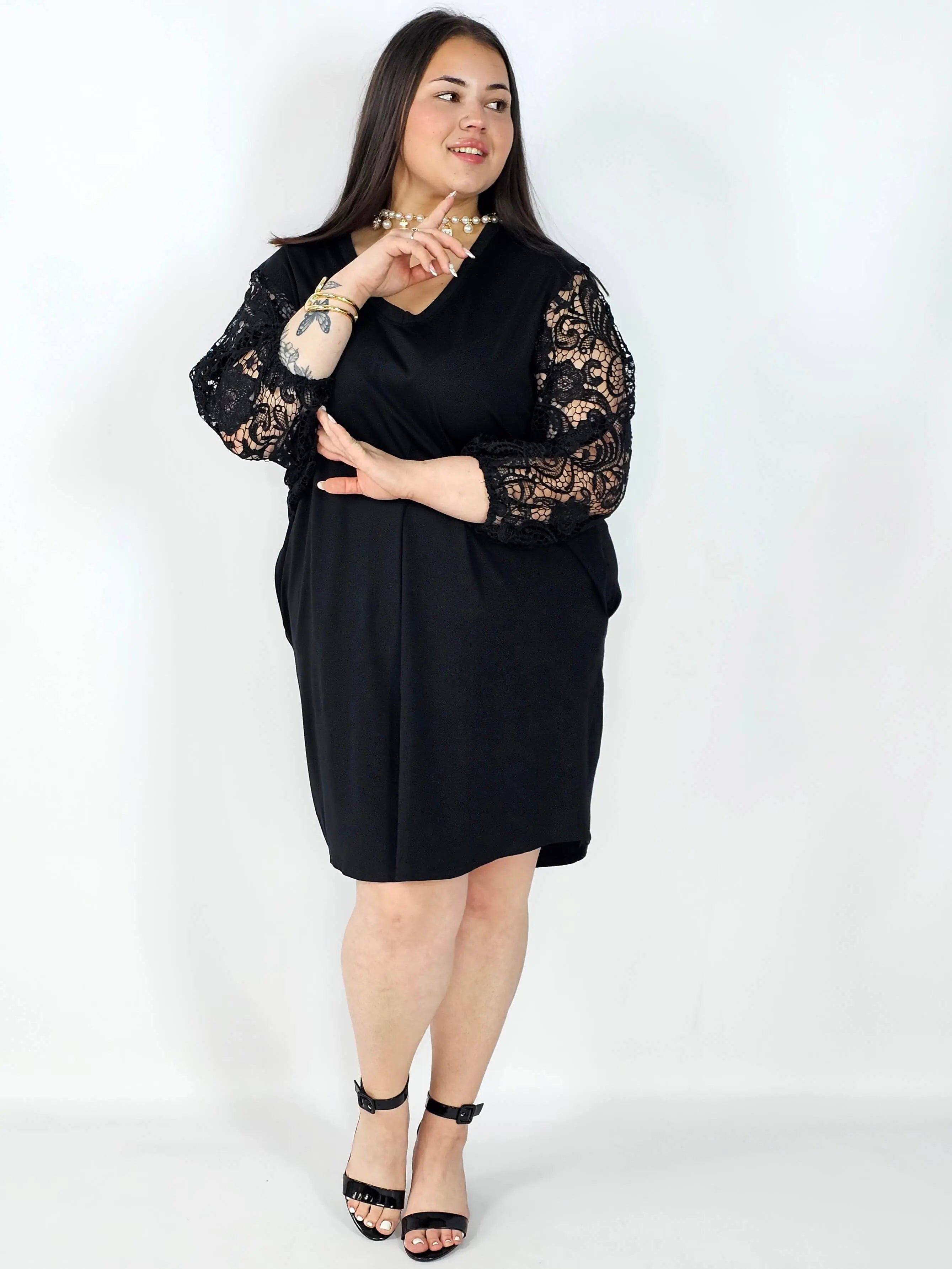 Sukienka plus size czarna z koronkowymi rękawami – klasyka z eleganckim detalem Stylowa XL