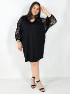 Sukienka plus size czarna z koronkowymi rękawami – klasyka z eleganckim detalem Stylowa XL