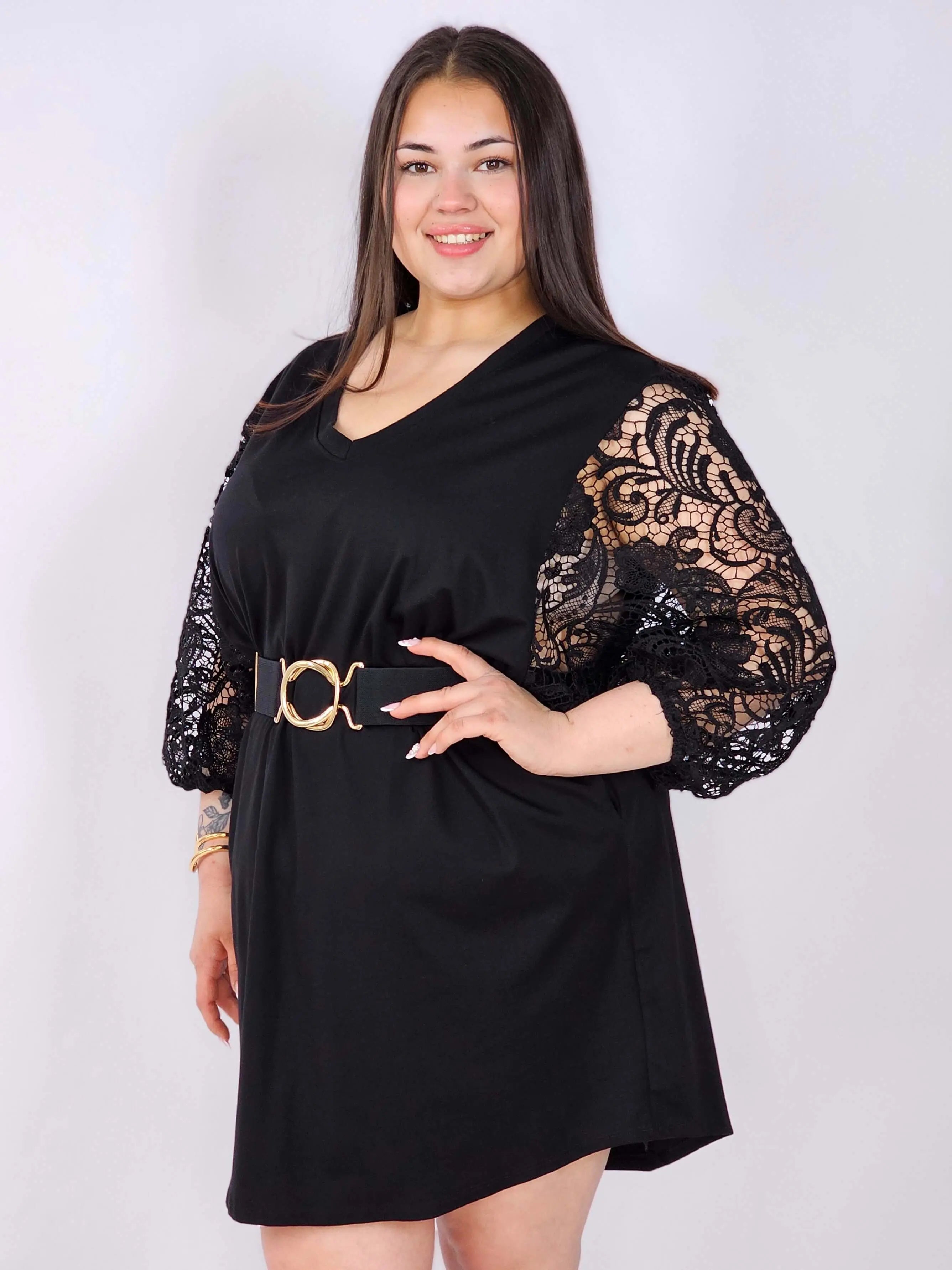 Sukienka plus size czarna z koronkowymi rękawami – klasyka z eleganckim detalem Stylowa XL