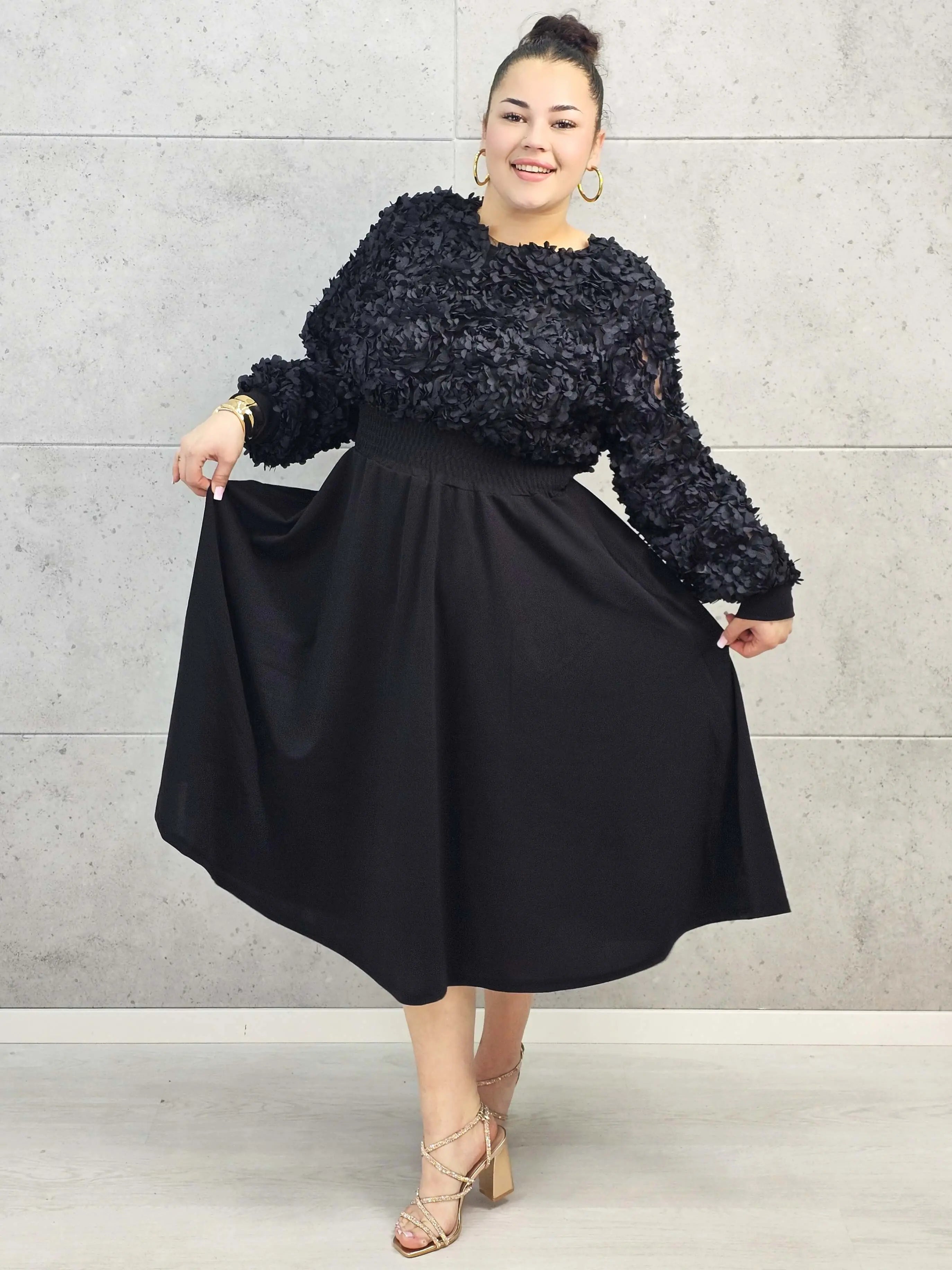 Sukienka plus size czarna z kwiatową fakturą – elegancja i lekkość w jednym Stylowa XL