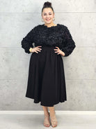 Sukienka plus size czarna z kwiatową fakturą – elegancja i lekkość w jednym Stylowa XL