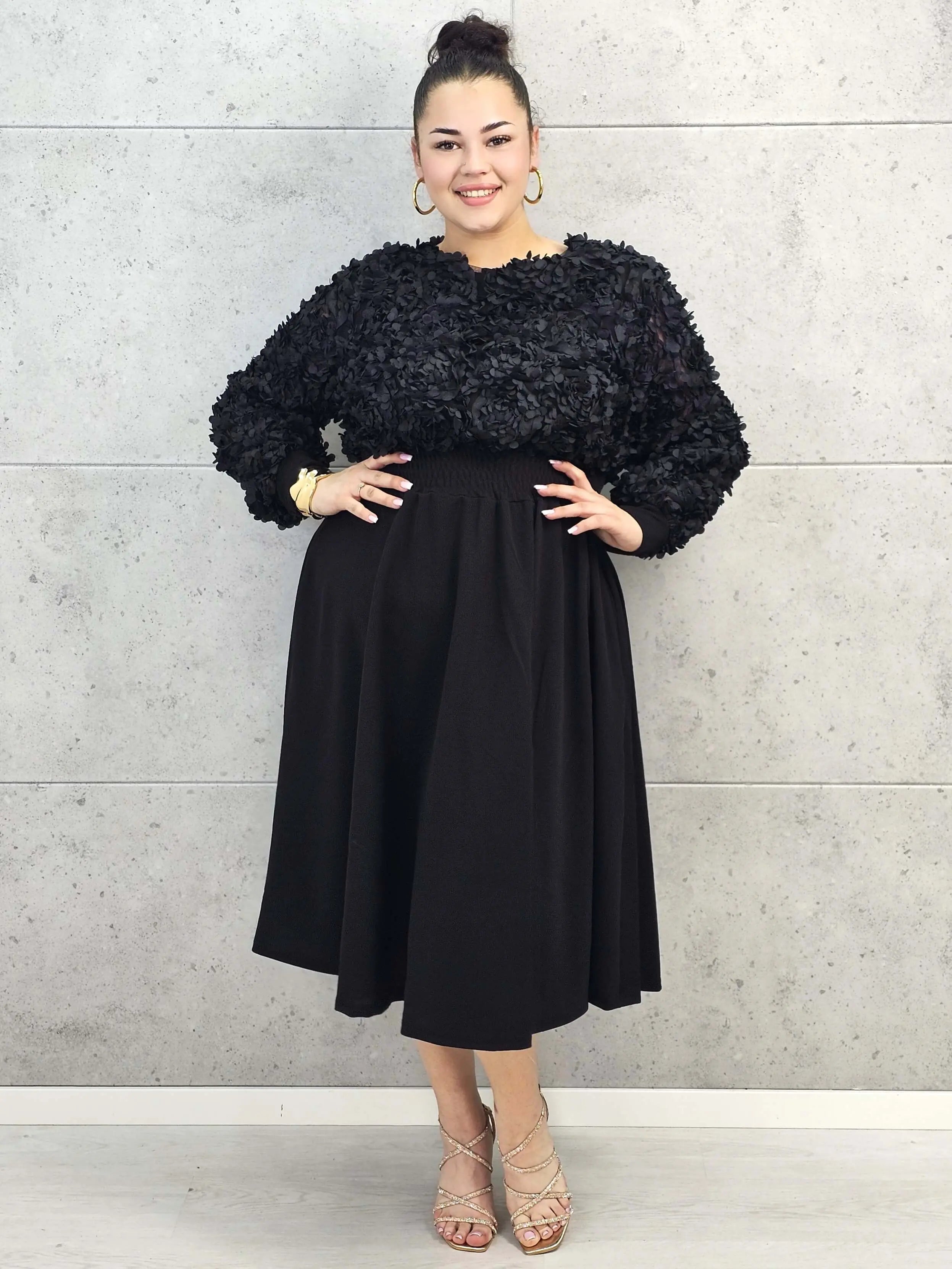 Sukienka plus size czarna z kwiatową fakturą – elegancja i lekkość w jednym Stylowa XL