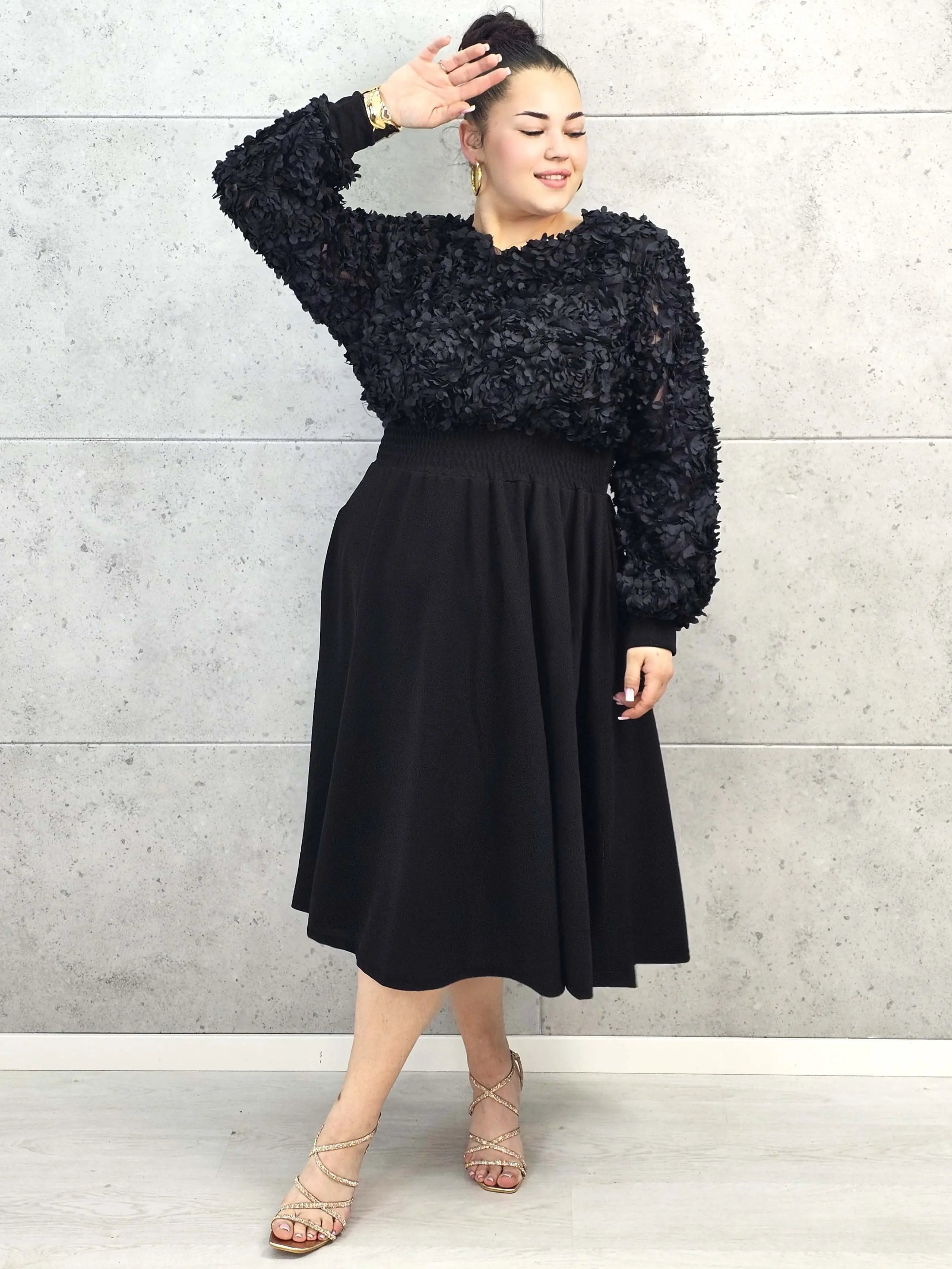 Sukienka plus size czarna z kwiatową fakturą – elegancja i lekkość w jednym Stylowa XL