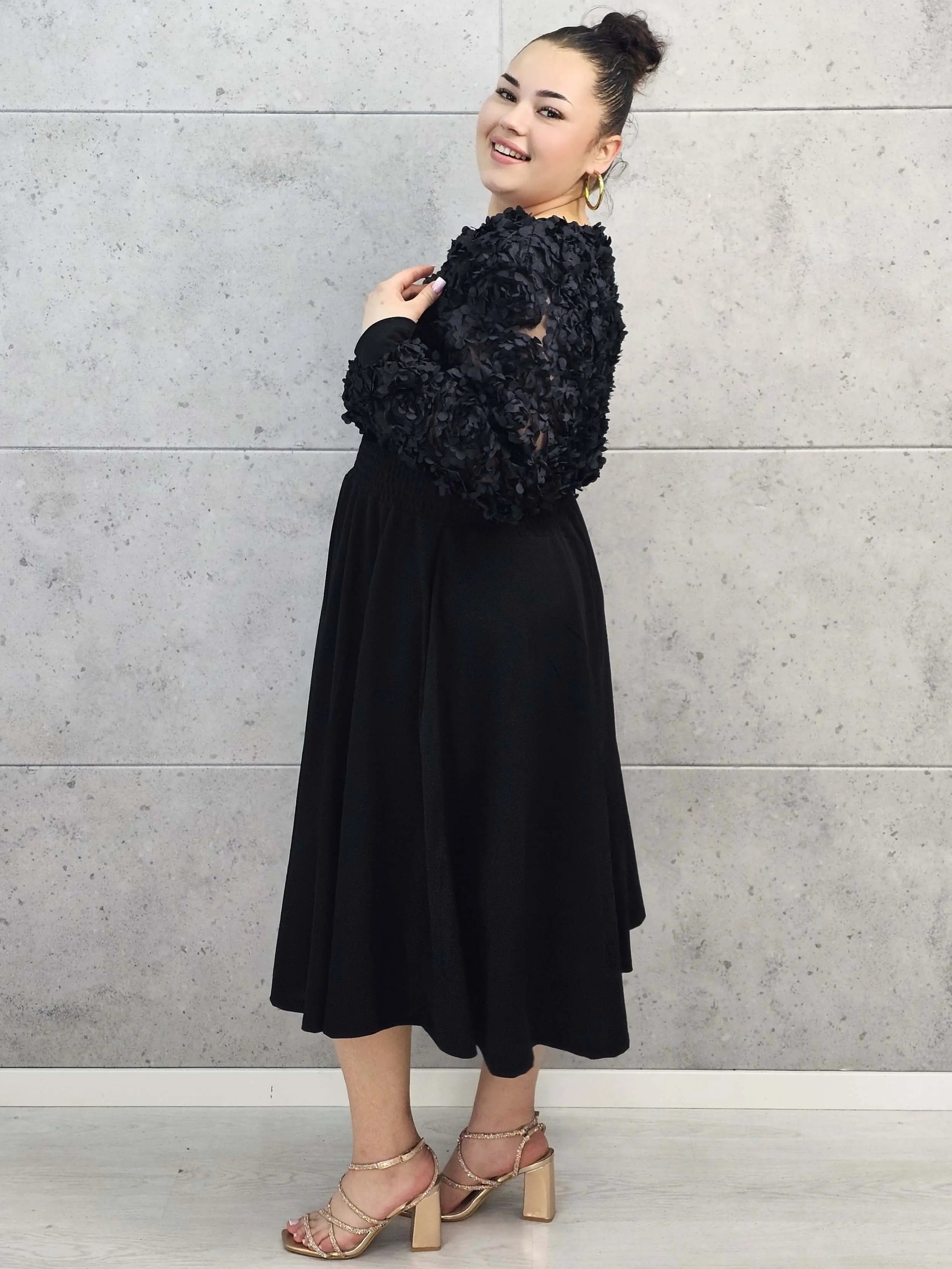 Sukienka plus size czarna z kwiatową fakturą – elegancja i lekkość w jednym Stylowa XL