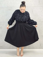 Sukienka plus size czarna z kwiatową fakturą – elegancja i lekkość w jednym Stylowa XL