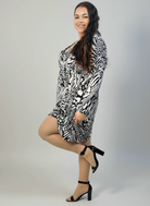 Sukienka plus size czarno-biała we wzór z dekoltem V Stylowa XL