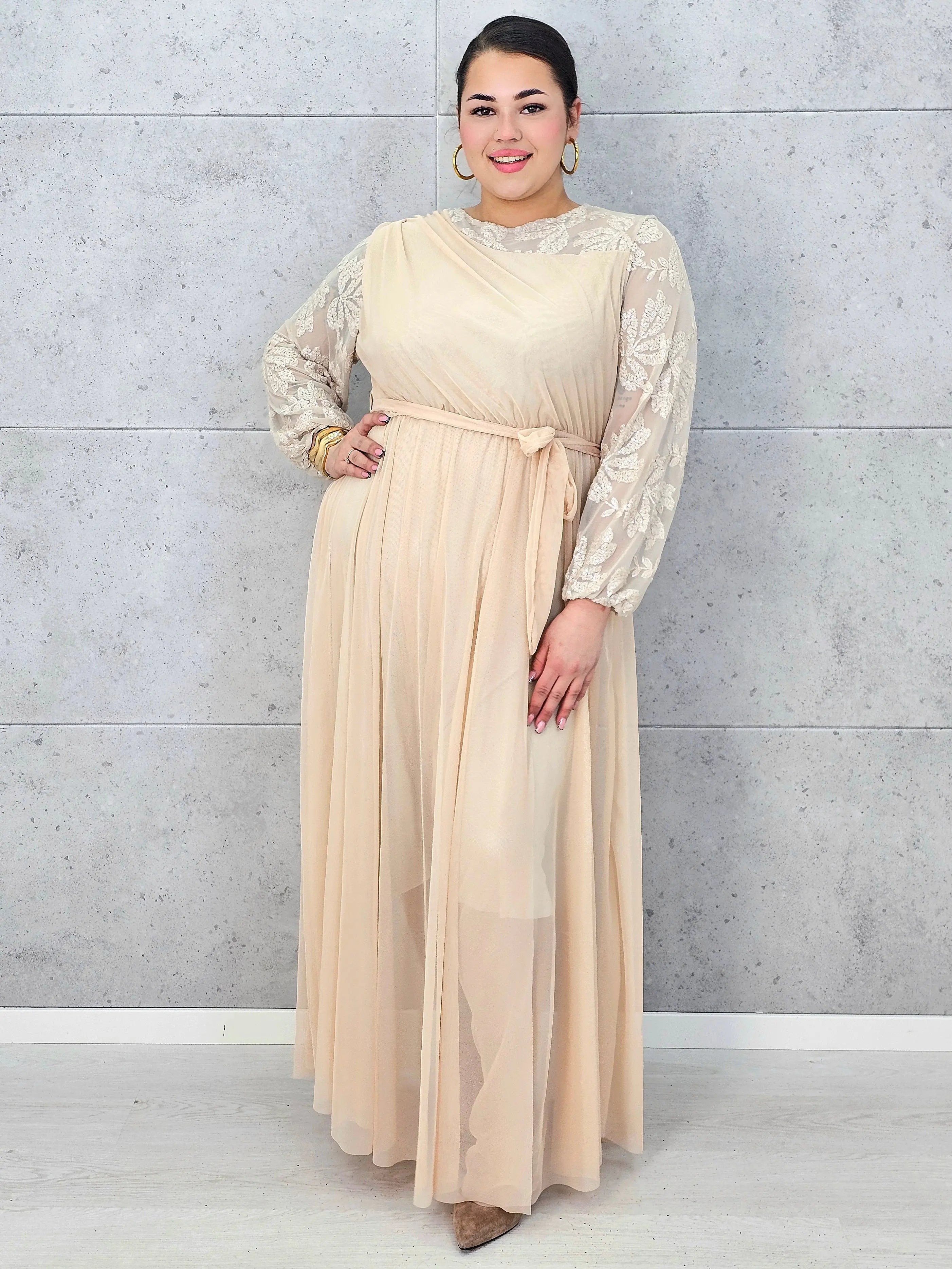 Sukienka plus size elegancka z koronkową górą i tiulowym dołem – wyjątkowa kreacja XXL na uroczystości Stylowa XL