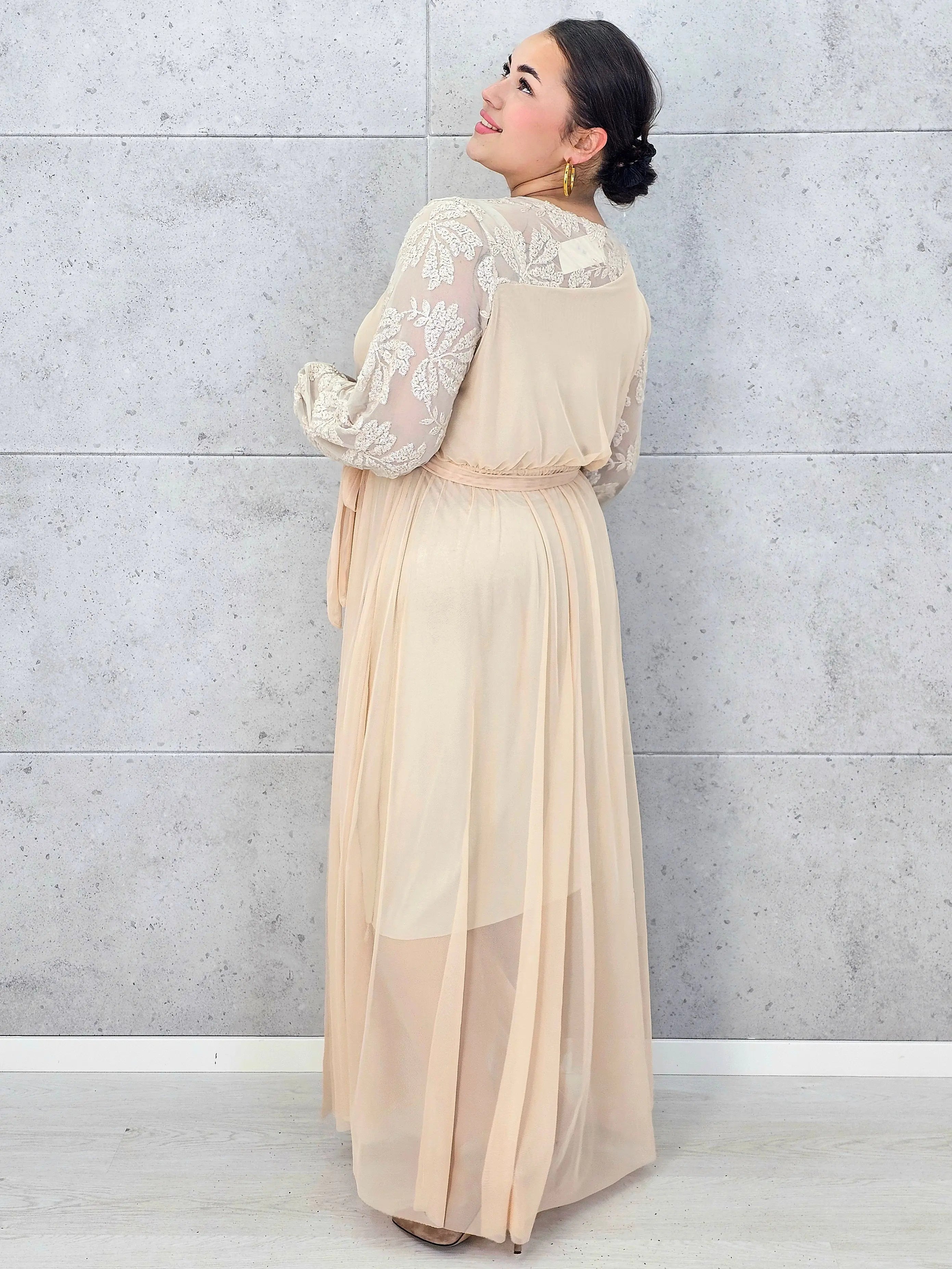 Sukienka plus size elegancka z koronkową górą i tiulowym dołem – wyjątkowa kreacja XXL na uroczystości Stylowa XL