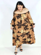 Sukienka plus size hiszpanka maxi – brązowa sukienka XXL w kwiaty Stylowa XL