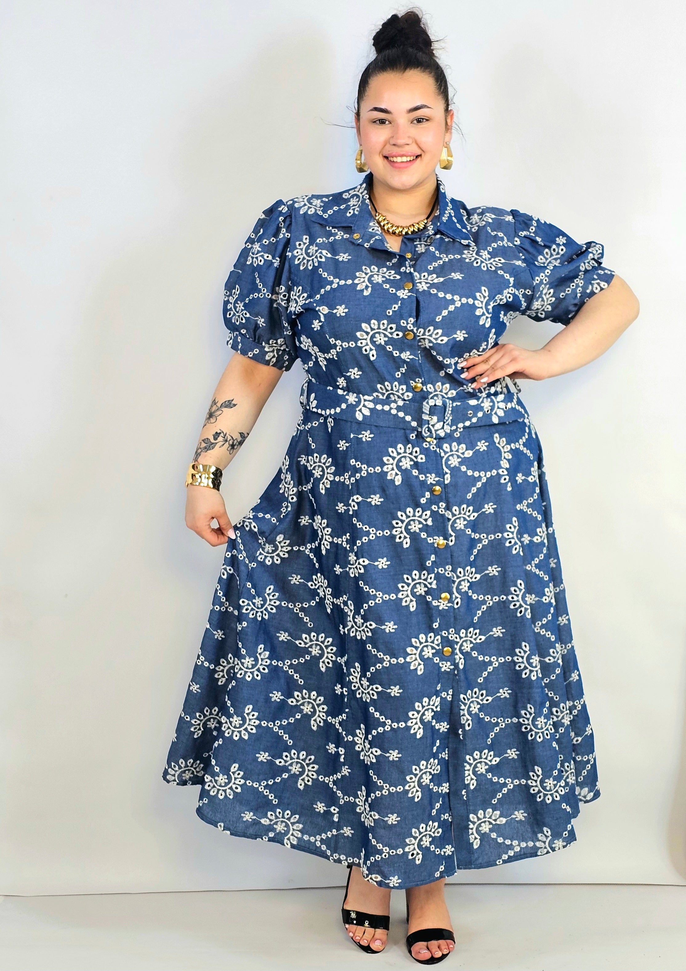 Sukienka plus size jeansowa z dekoracyjnym haftem – swoboda i kobiecość w wersji midi Stylowa XL