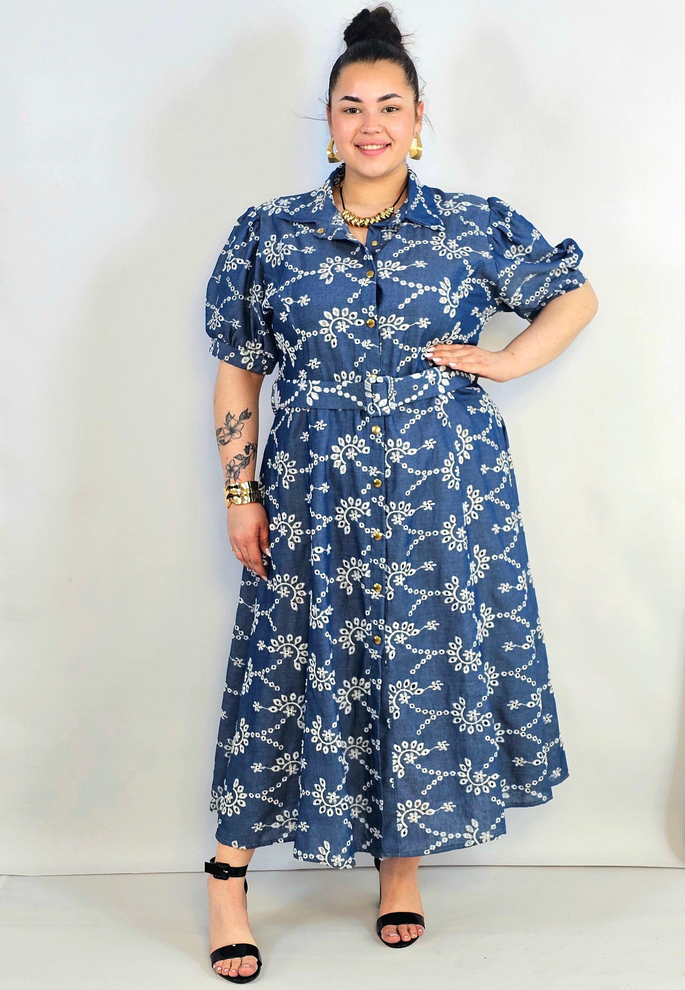 Sukienka plus size jeansowa z dekoracyjnym haftem – swoboda i kobiecość w wersji midi Stylowa XL