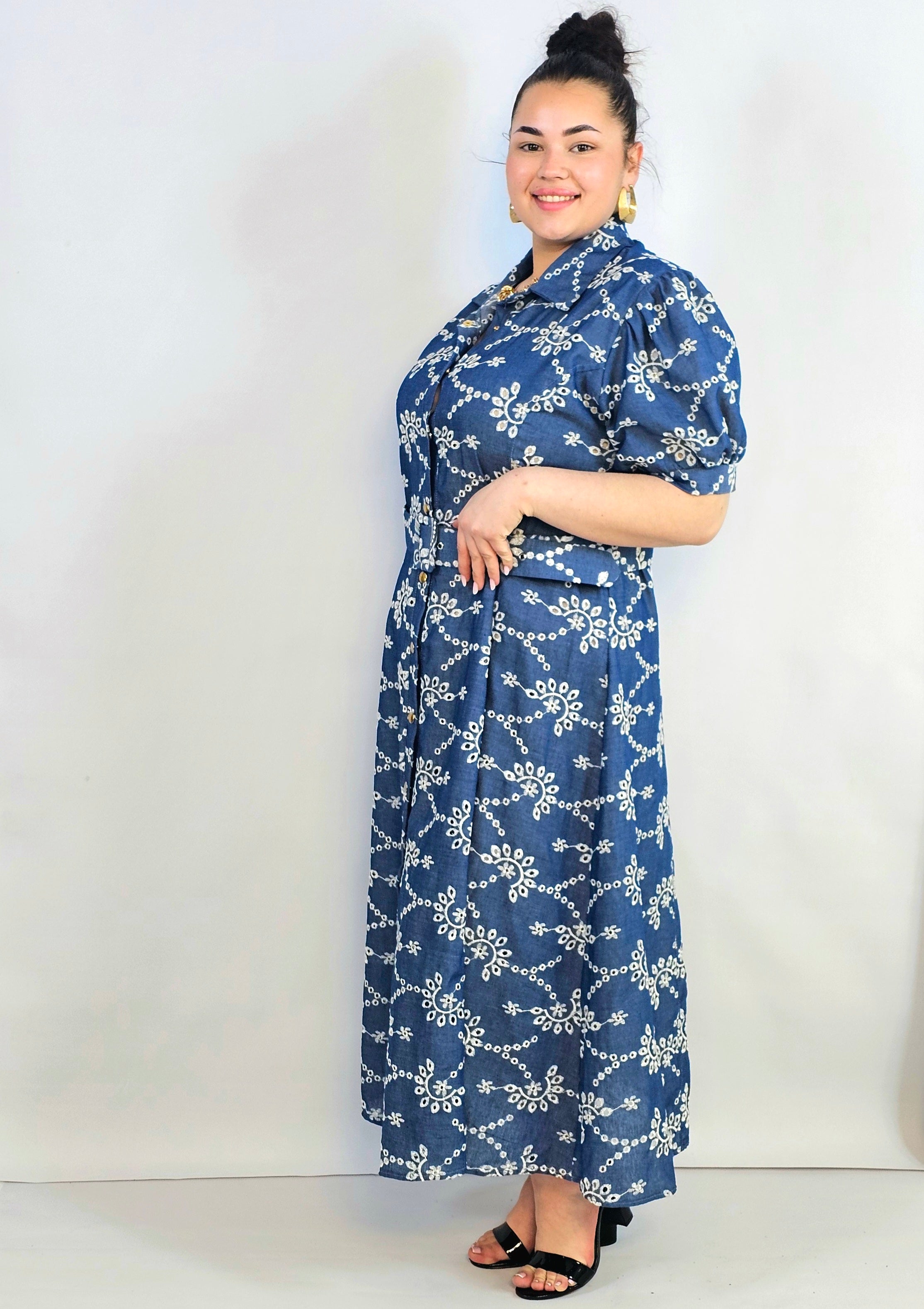 Sukienka plus size jeansowa z dekoracyjnym haftem – swoboda i kobiecość w wersji midi Stylowa XL
