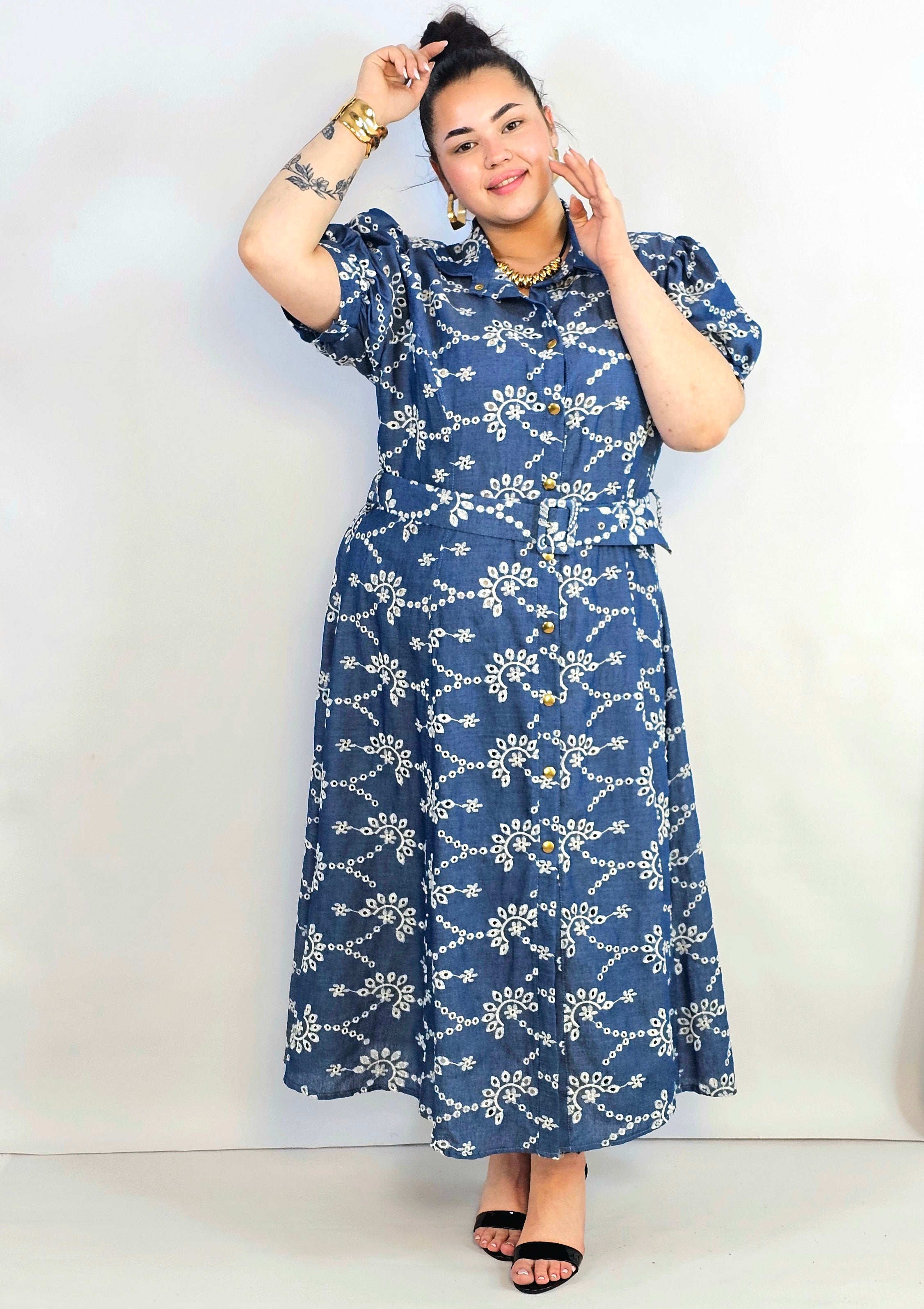 Sukienka plus size jeansowa z dekoracyjnym haftem – swoboda i kobiecość w wersji midi Stylowa XL