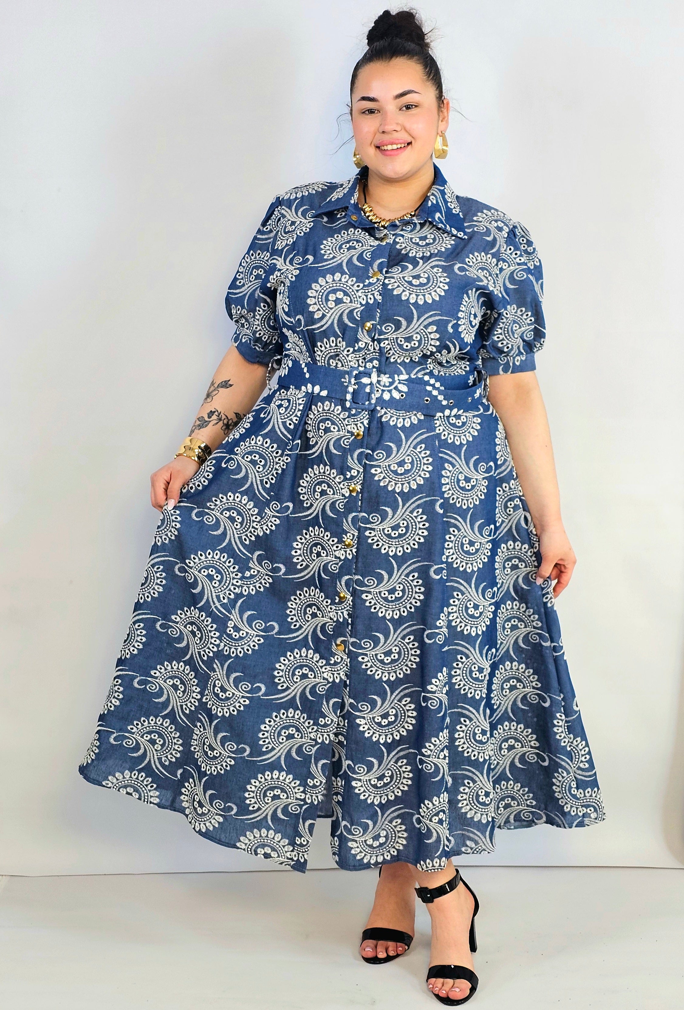 Sukienka plus size jeansowa z haftem – kobieca forma i ponadczasowy charakter Stylowa XL