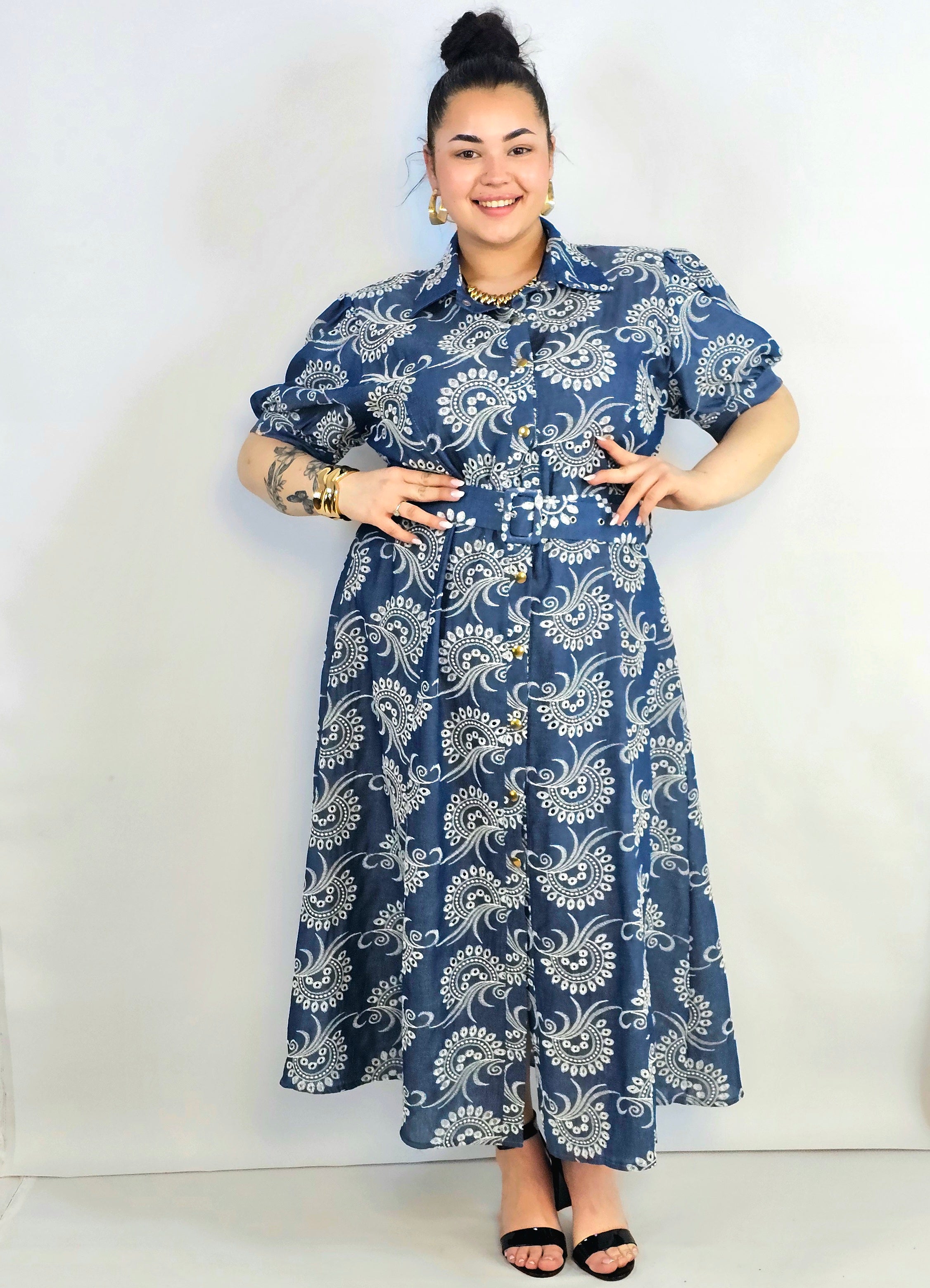 Sukienka plus size jeansowa z haftem – kobieca forma i ponadczasowy charakter Stylowa XL