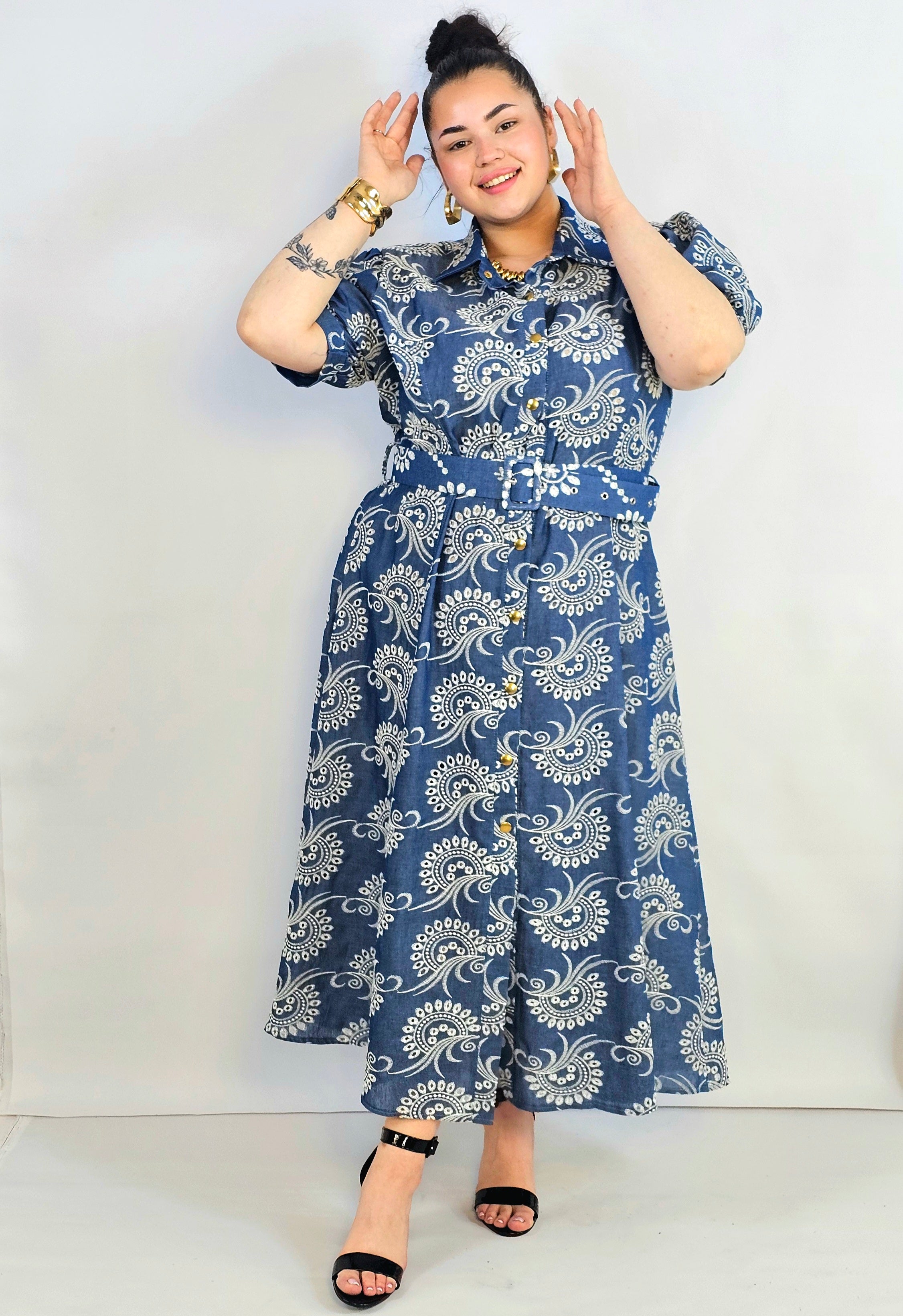 Sukienka plus size jeansowa z haftem – kobieca forma i ponadczasowy charakter Stylowa XL