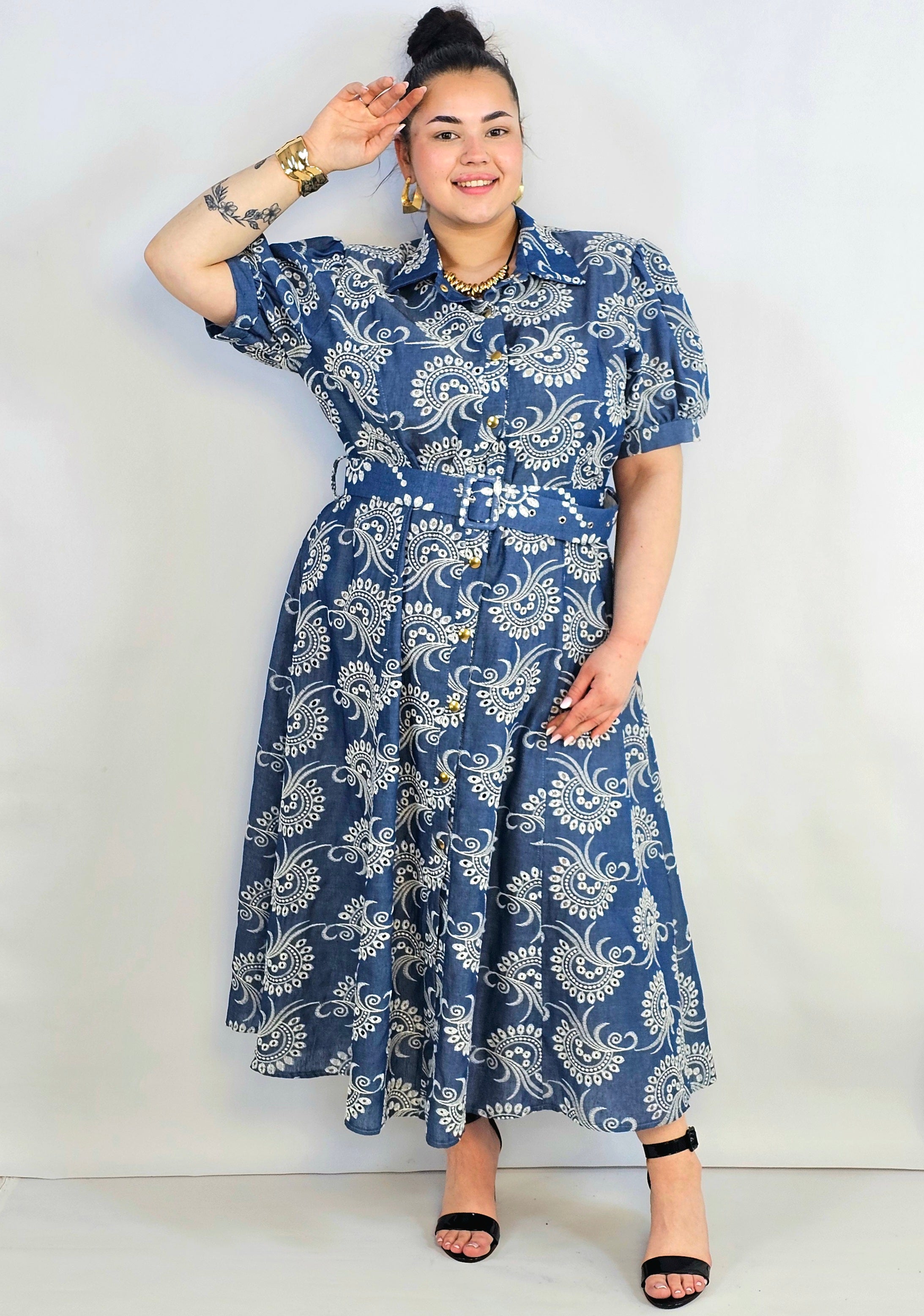 Sukienka plus size jeansowa z haftem – kobieca forma i ponadczasowy charakter Stylowa XL
