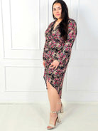 Sukienka plus size kopertowa różowo-czarna w kwiaty z dłuższym tyłem Stylowa XL