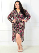 Sukienka plus size kopertowa różowo-czarna w kwiaty z dłuższym tyłem Stylowa XL