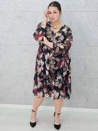 Sukienka plus size kopertowa w kwiaty – elegancka i zwiewna stylizacja XXL Stylowa XL